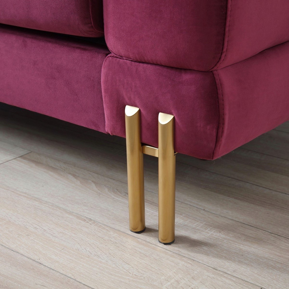 كنبة مخملية بمقعد واحد ووسادة من جوديث-hbxlivingroom-sofasandarmchairs-sofas-image-5