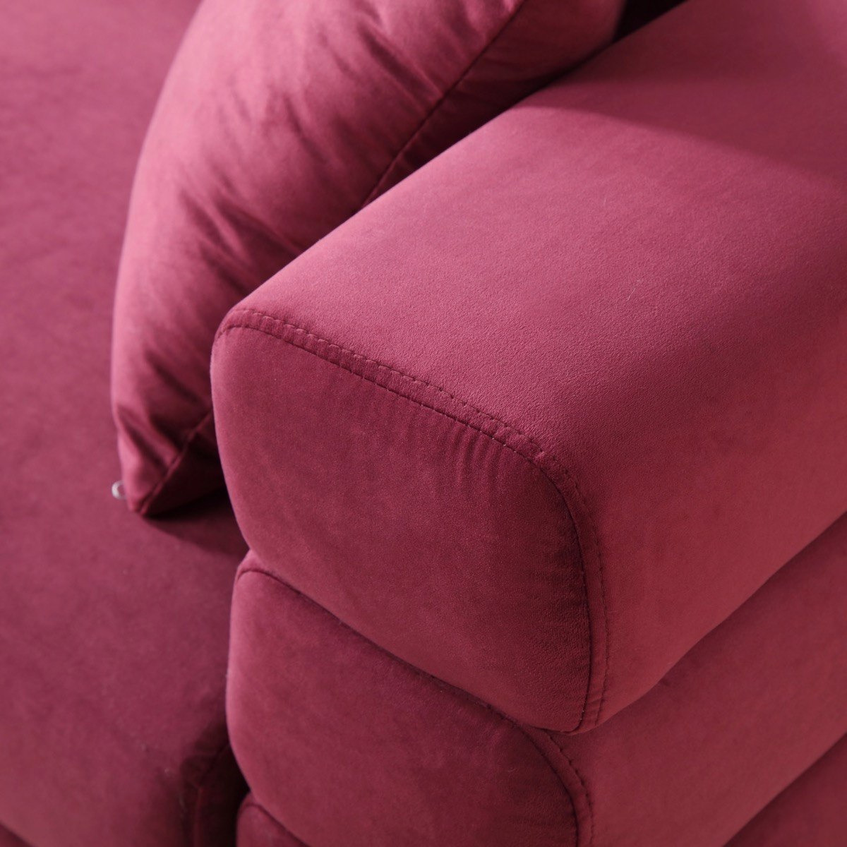 كنبة مخملية بمقعد واحد ووسادة من جوديث-hbxlivingroom-sofasandarmchairs-sofas-image-7