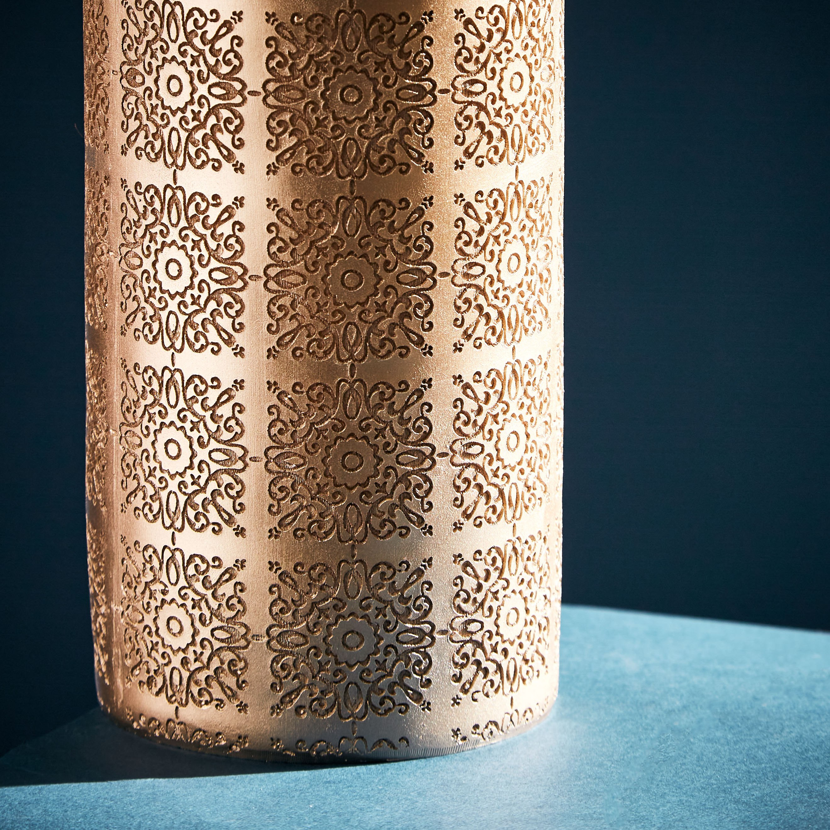 مزهرية أسطوانية بولي ريزين بنقوش زهرية من صقلية - 11x11x32 سم-hbxbedroom-decorandaccessories-vases-image-4