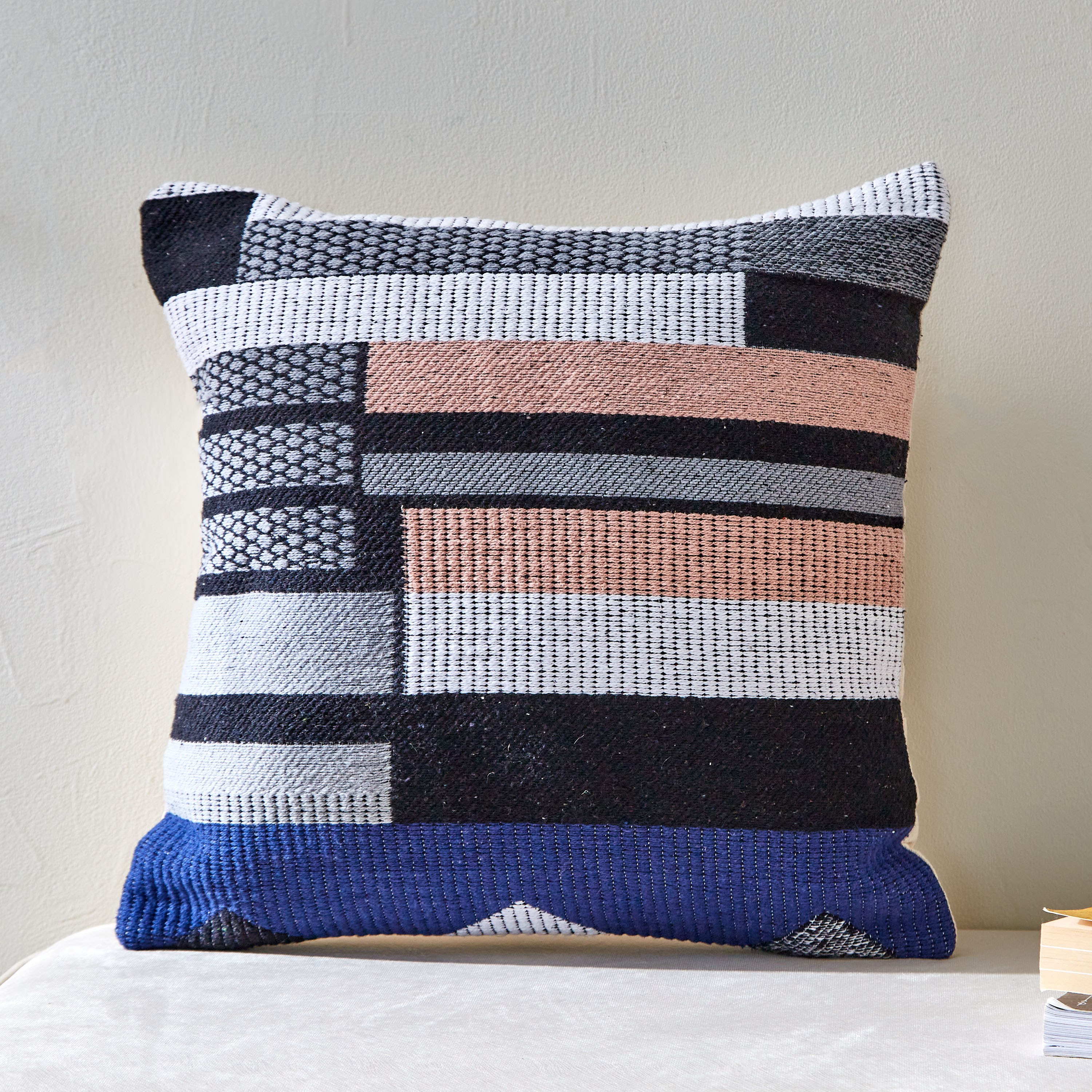 وسادة محشوة جاكارد من دوريس - 45x45 سم-hbxlivingroom-furnishings-cushionsandcovers-filledcushions-image-1