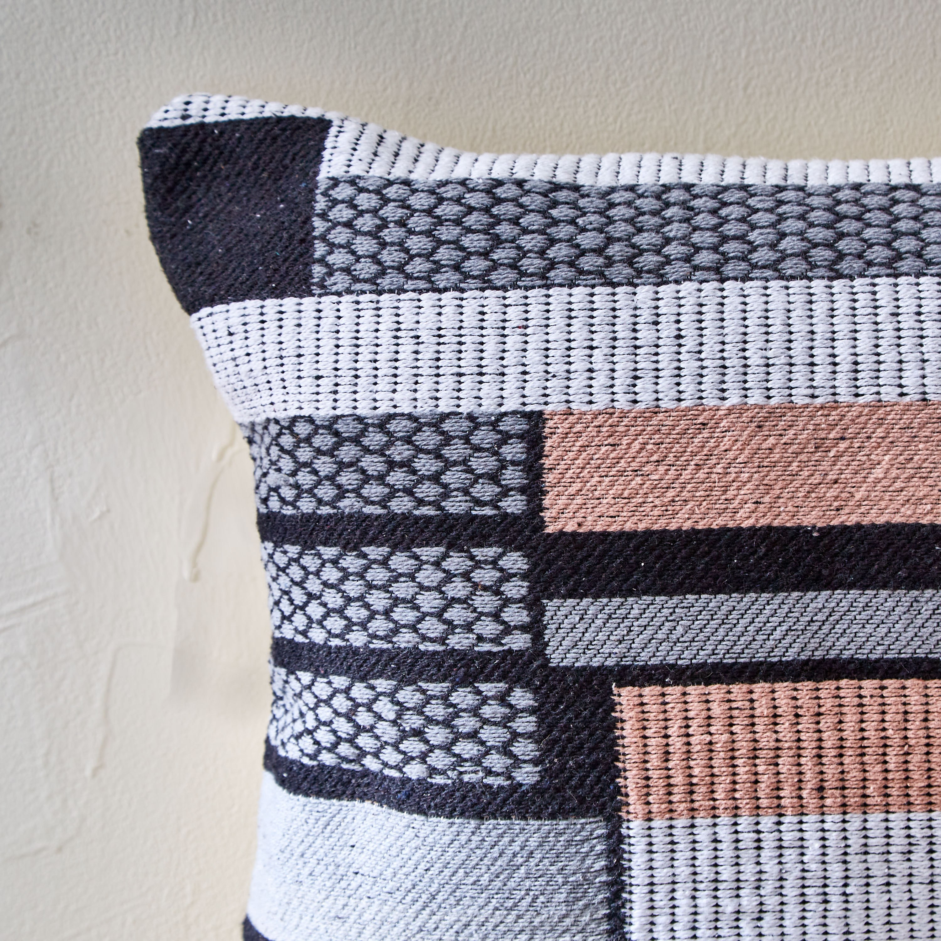 وسادة محشوة جاكارد من دوريس - 45x45 سم-hbxlivingroom-furnishings-cushionsandcovers-filledcushions-image-2