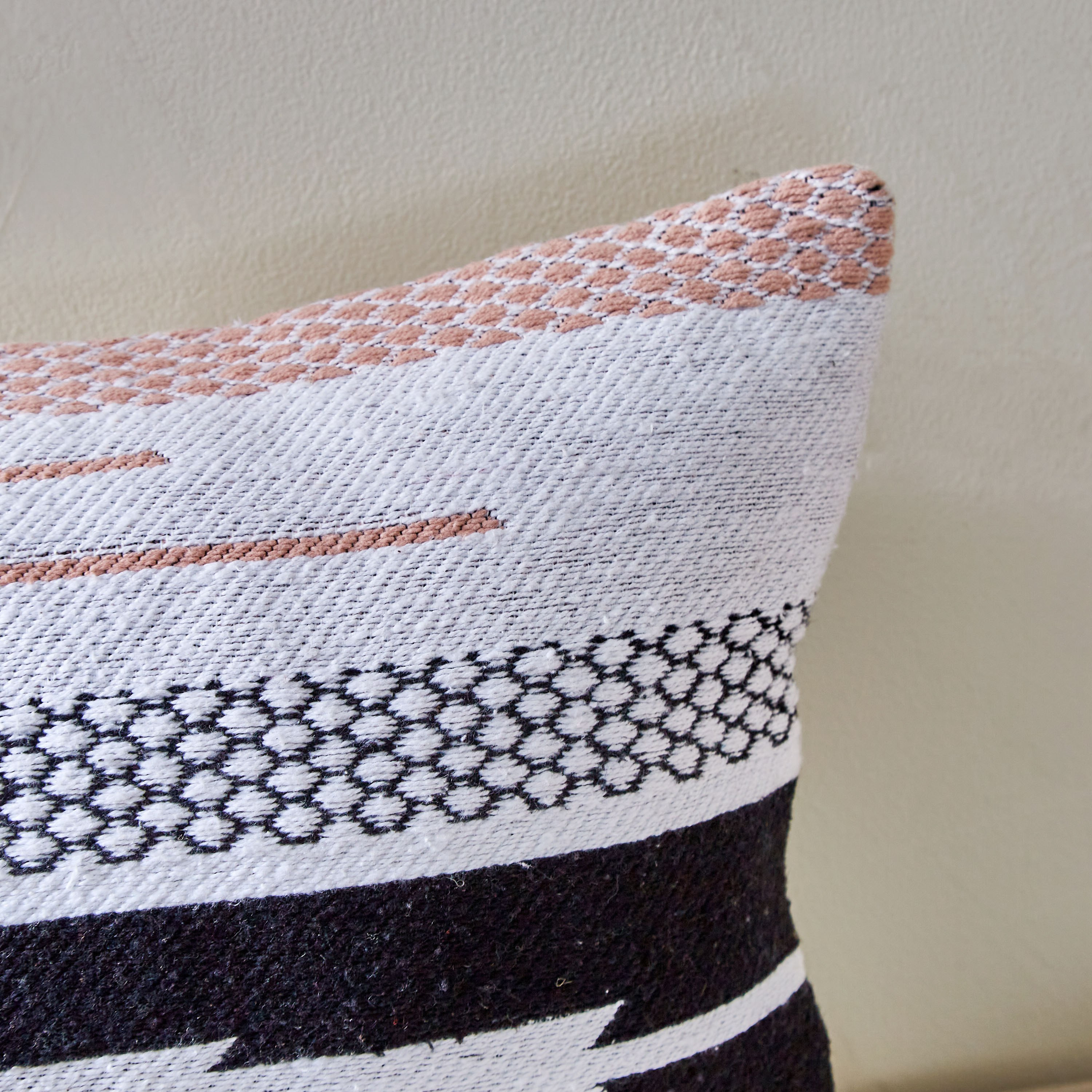 وسادة محشوة جاكارد من دوريس - 30x50 سم-hbxlivingroom-furnishings-cushionsandcovers-filledcushions-image-2