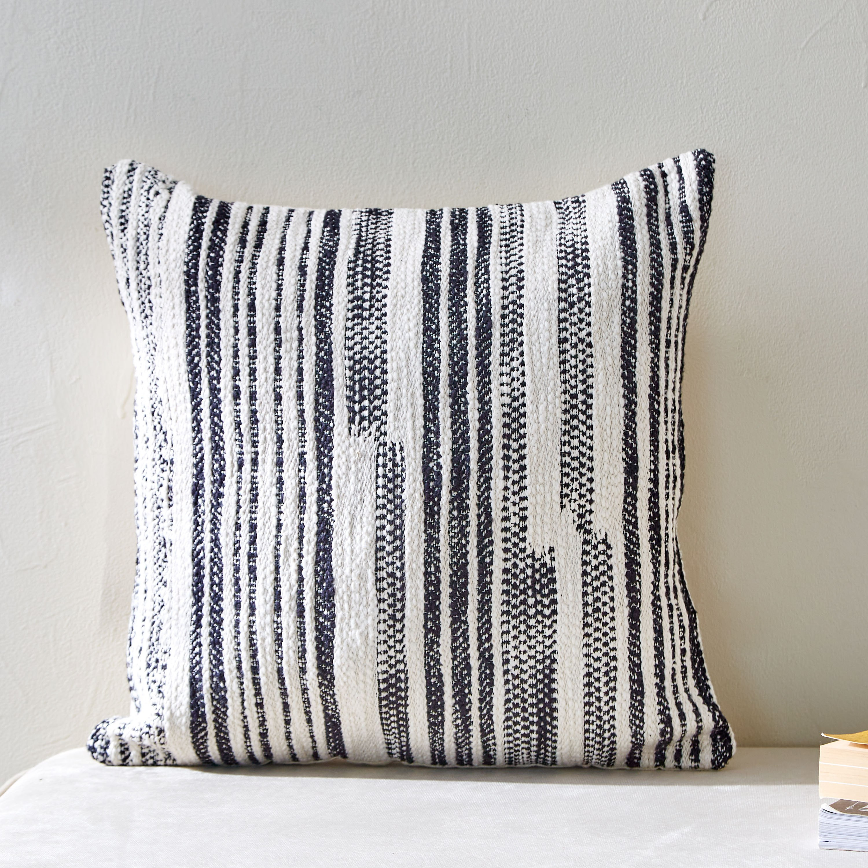وسادة محشوة من مونو سلاب - 45x45 سم-hbxlivingroom-furnishings-cushionsandcovers-filledcushions-image-1