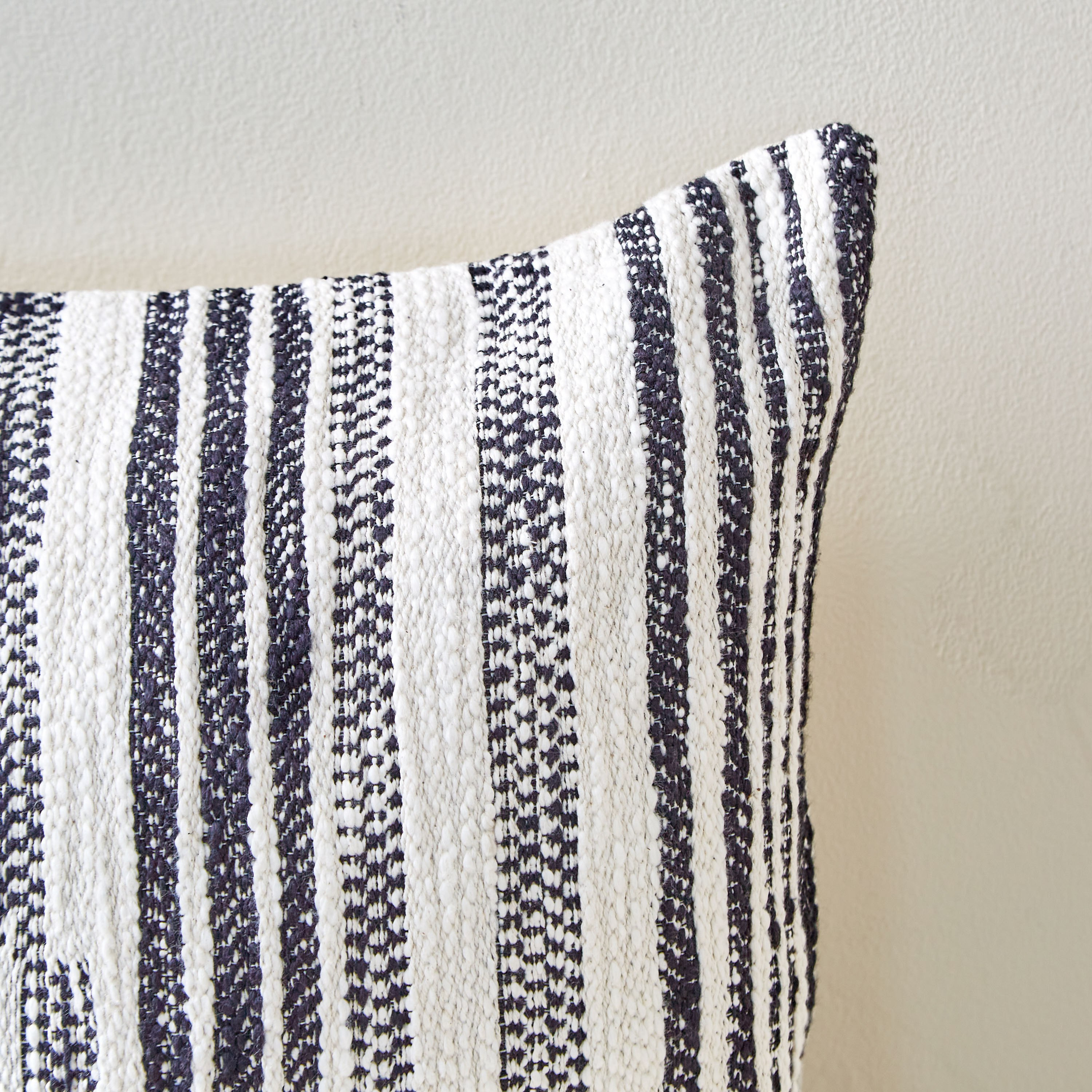 وسادة محشوة من مونو سلاب - 45x45 سم-hbxlivingroom-furnishings-cushionsandcovers-filledcushions-image-2