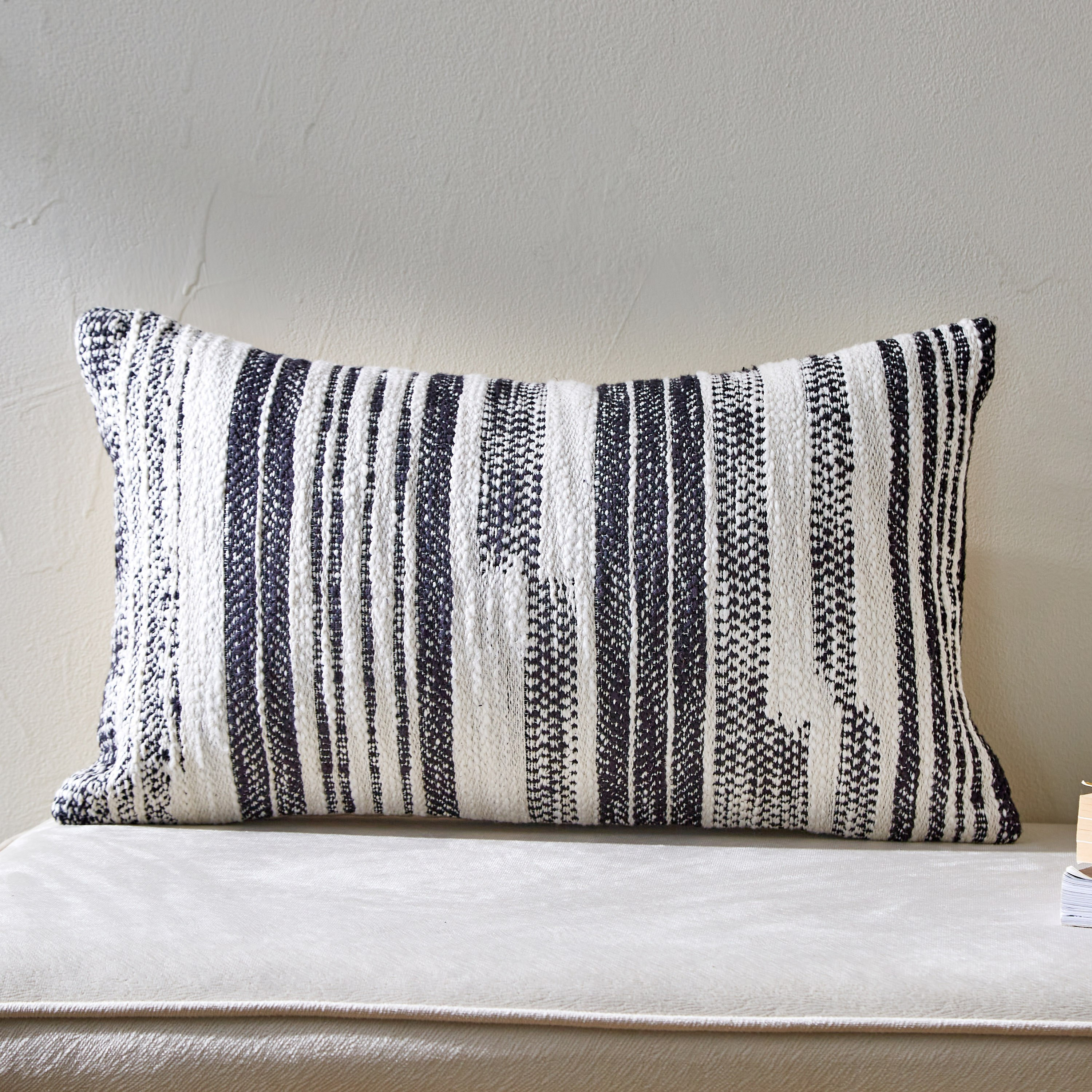 وسادة محشوة من مونو سلاب - 30x50 سم-hbxlivingroom-furnishings-cushionsandcovers-filledcushions-image-1