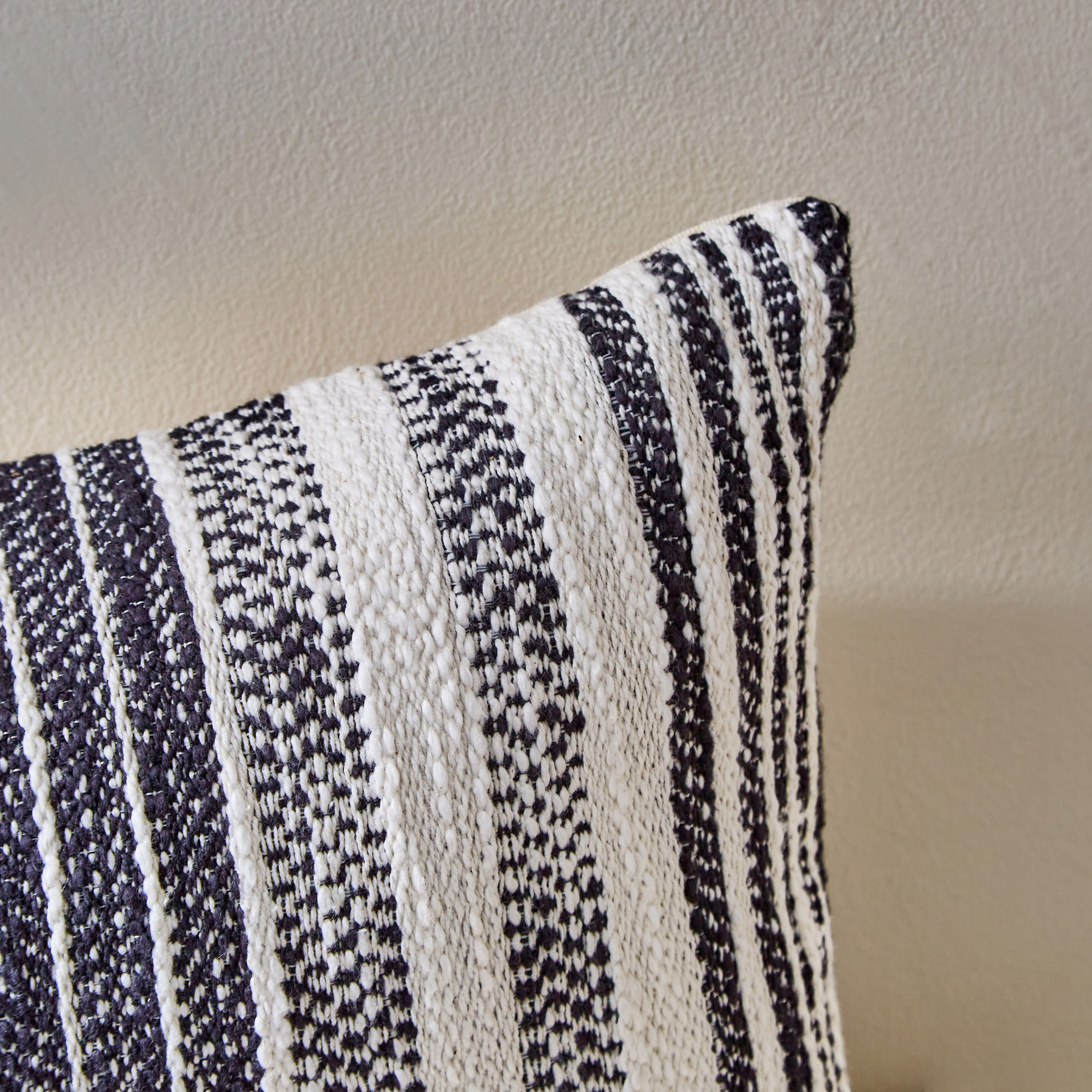 وسادة محشوة من مونو سلاب - 30x50 سم-hbxlivingroom-furnishings-cushionsandcovers-filledcushions-image-2