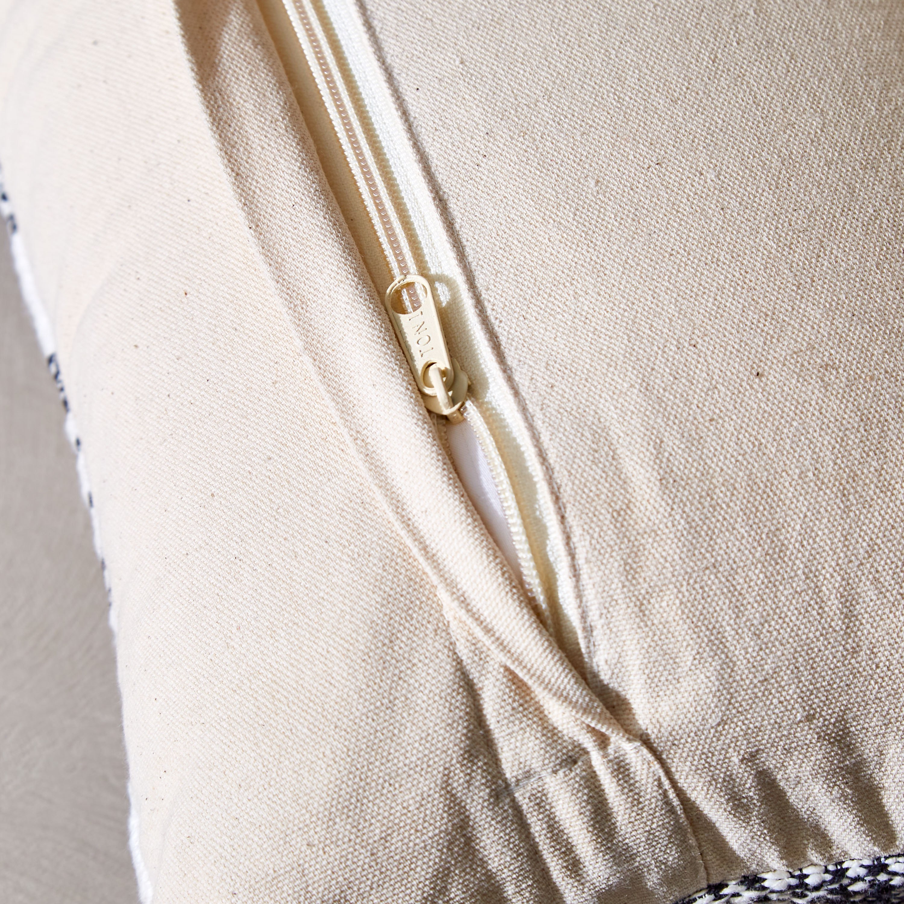 وسادة محشوة من مونو سلاب - 30x50 سم-hbxlivingroom-furnishings-cushionsandcovers-filledcushions-image-3