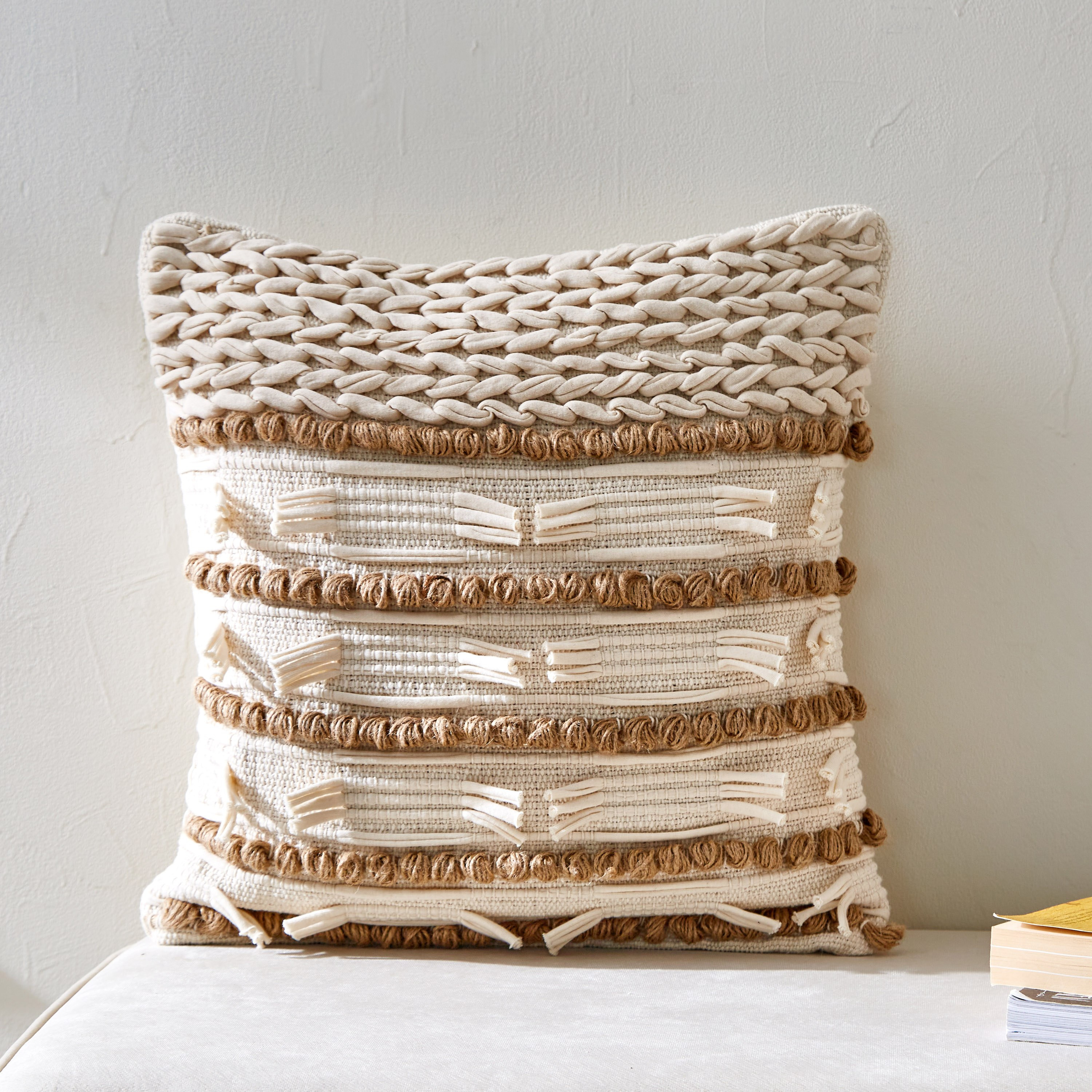 وسادة محشوة مصنوعة يدويا من الجوت والقطن من ناتورا هاربر - 45x45 سم-hbxlivingroom-furnishings-cushionsandcovers-filledcushions-image-1