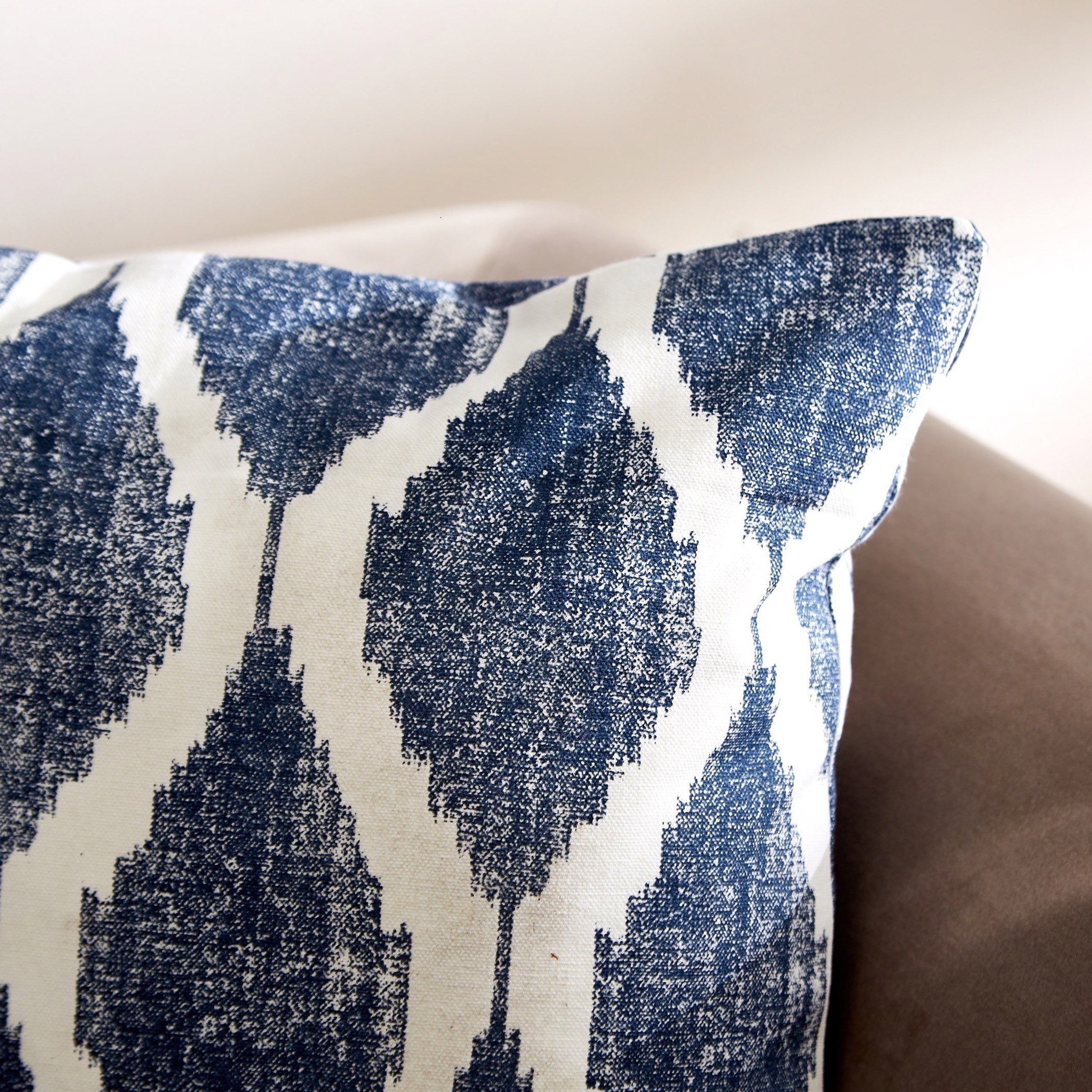 غطاء وسادة قطن بطبعات من آرثر - 45x45 سم-hbxhomeware-cushionsandcovers-cushioncovers-image-2
