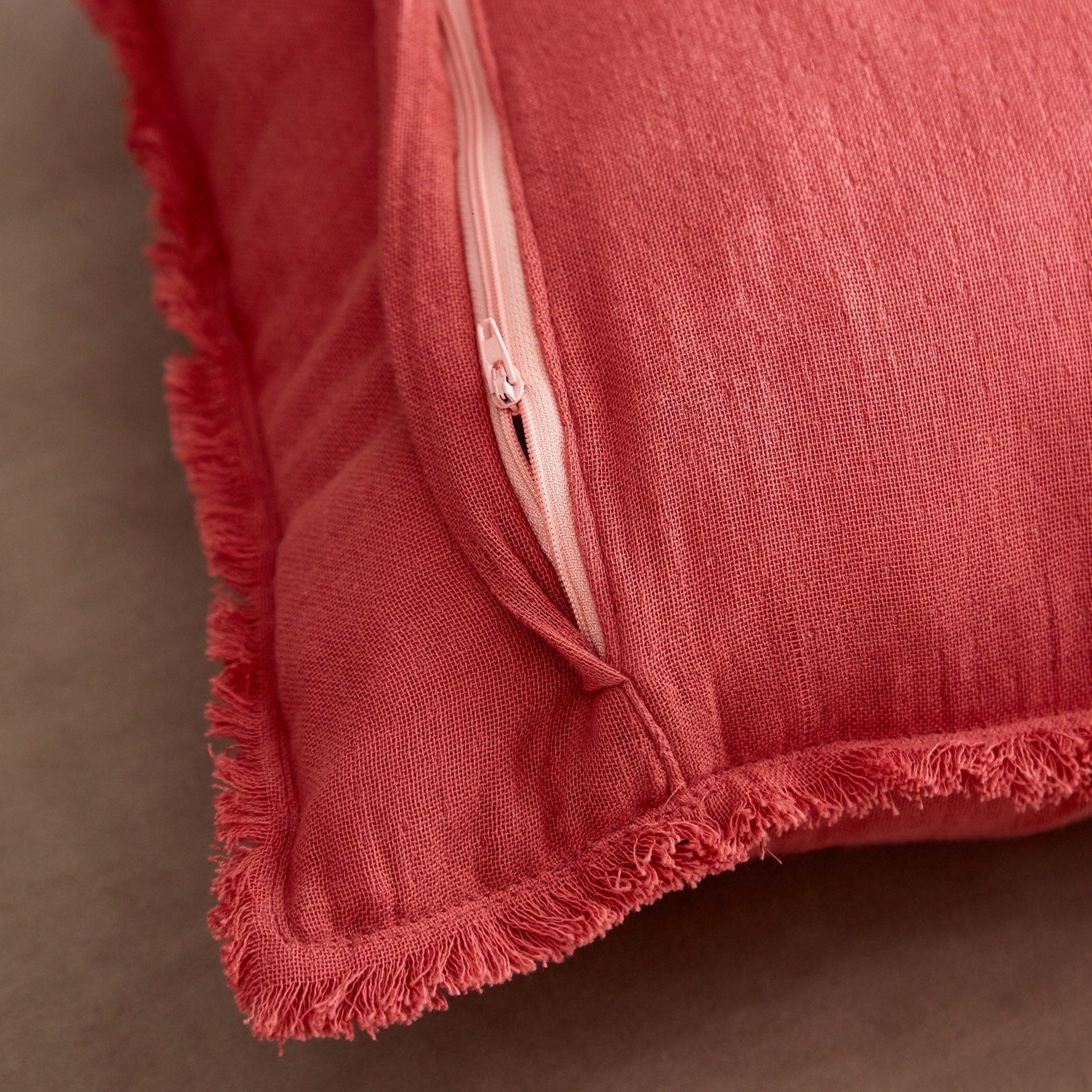 وسادة محشوة قطن بارزة الملمس من لوكاس - 40x40 سم-hbxlivingroom-furnishings-cushionsandcovers-filledcushions-image-3