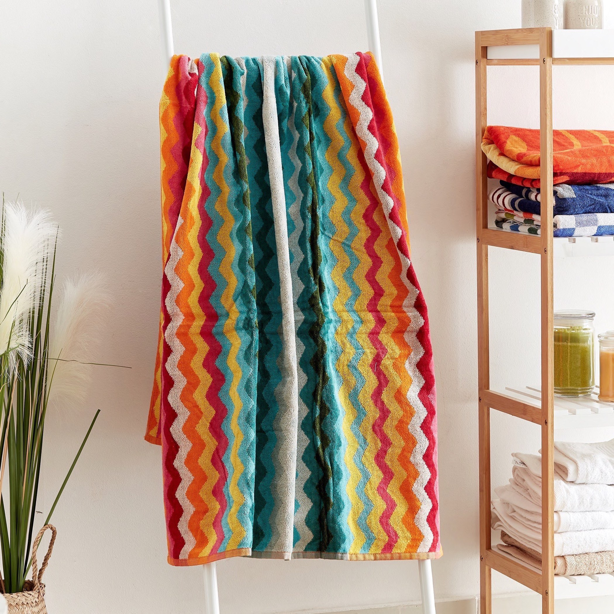 Vivid Waves Cotton Beach Towel - 86x160 cm-hbxbathroom-bathroomtextiles-image-1