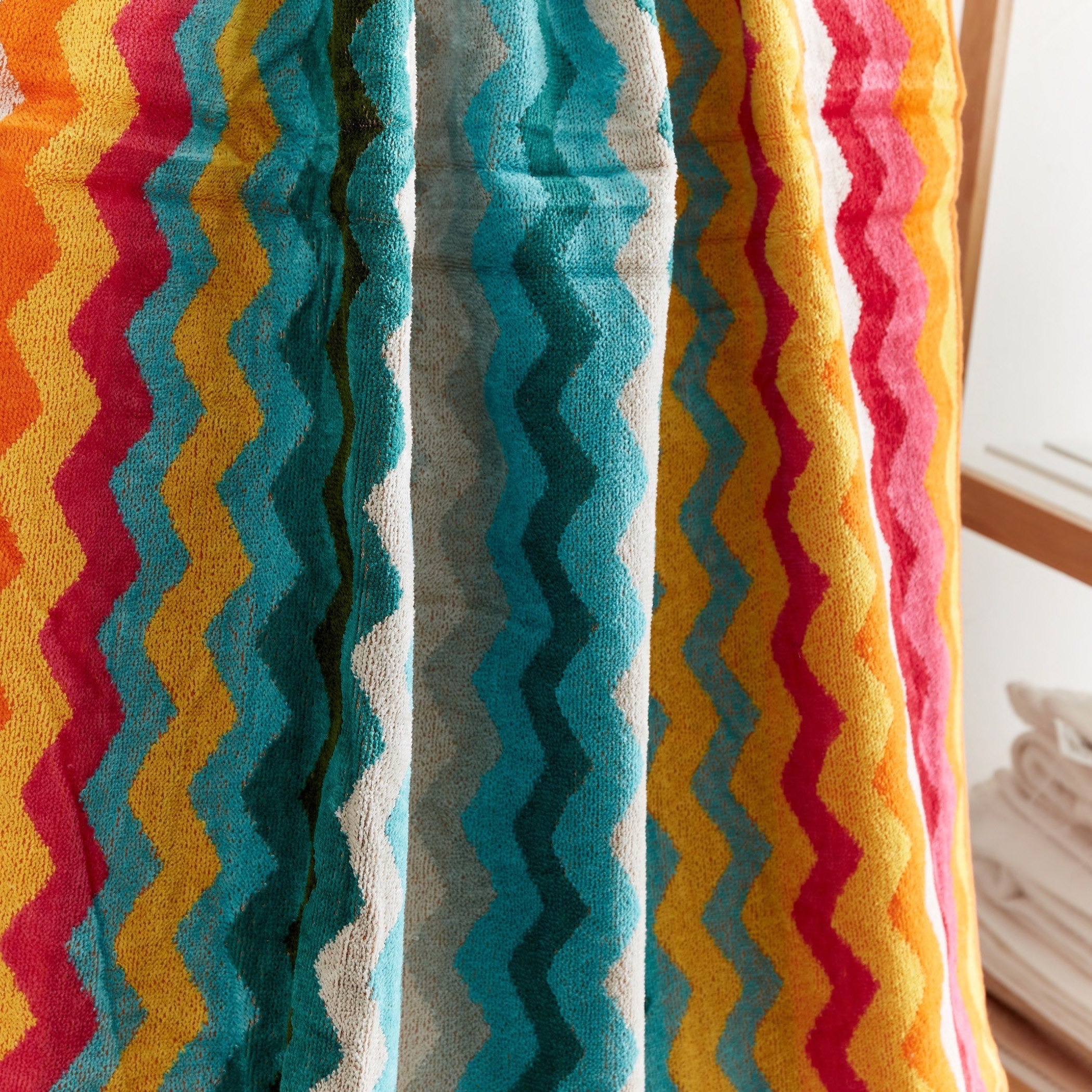 Vivid Waves Cotton Beach Towel - 86x160 cm-hbxbathroom-bathroomtextiles-image-2