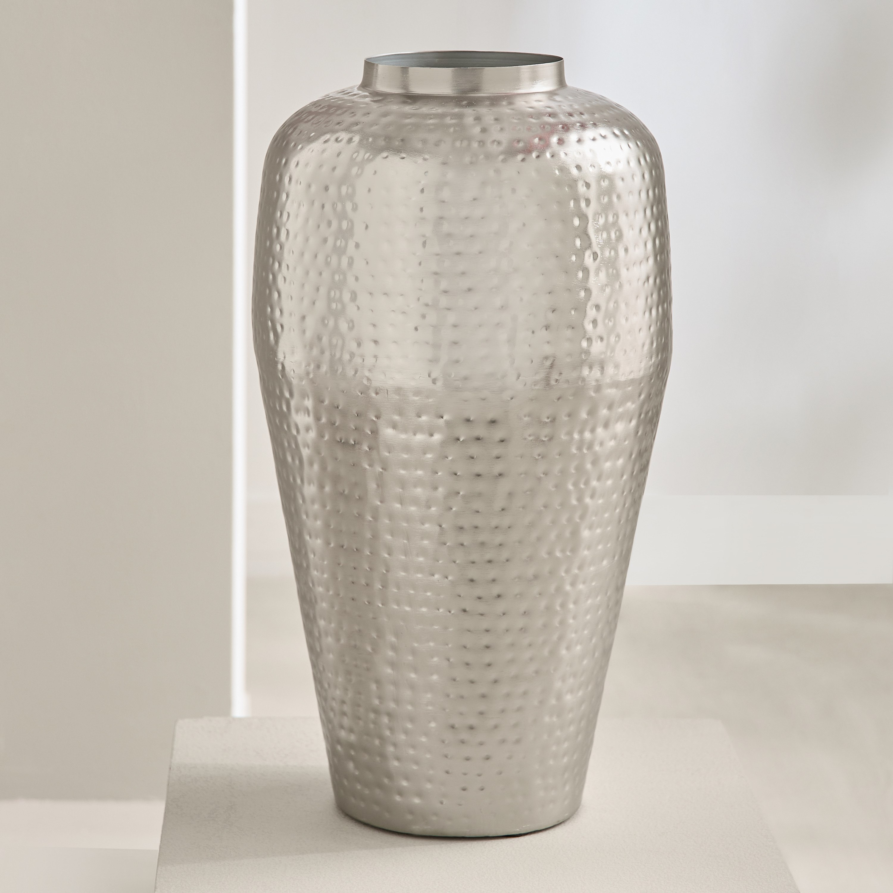 مزهرية مطروقة من أفيا - 22x22x34 سم-hbxbedroom-decorandaccessories-vases-image-2