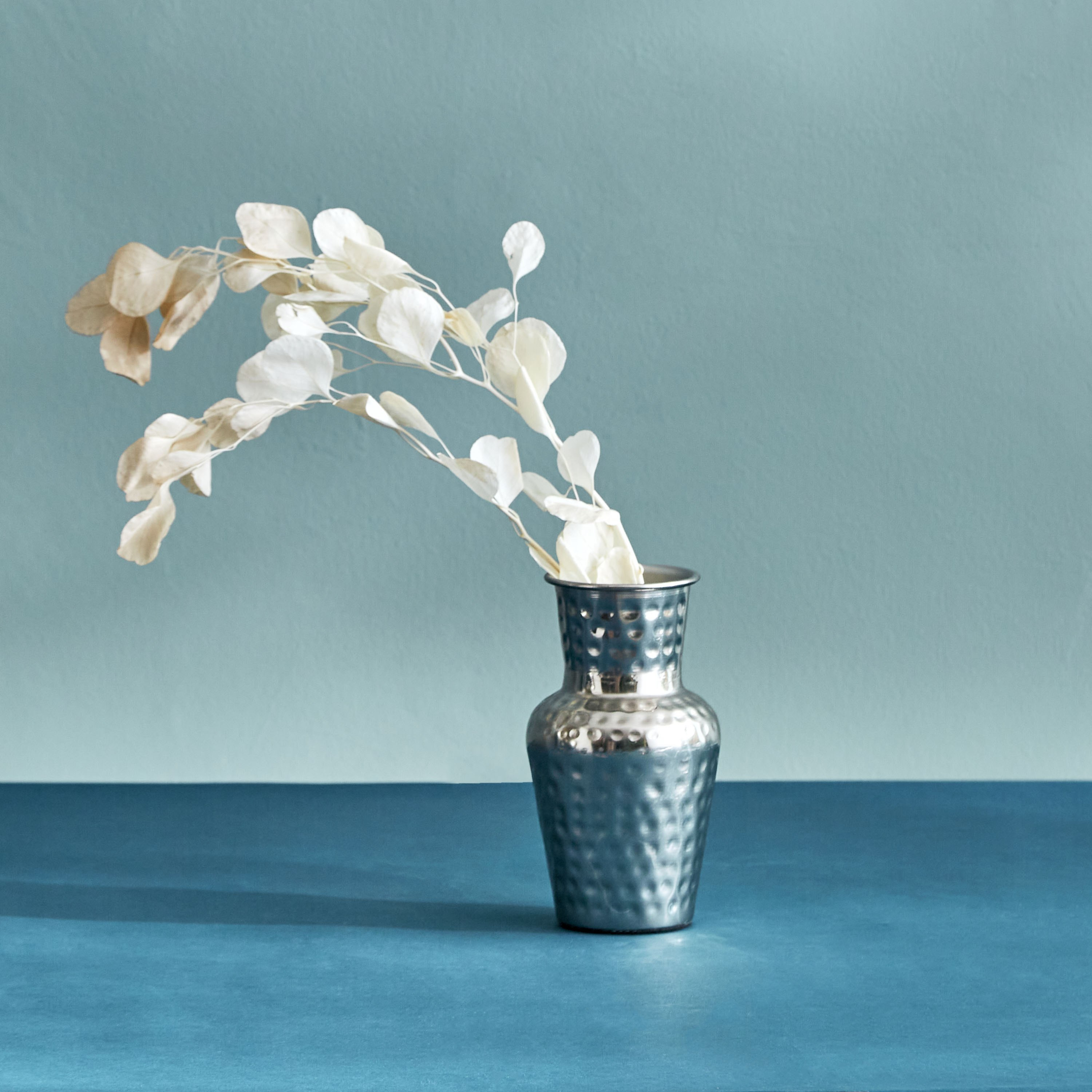 مزهرية مطروقة من نينو - 10x10x18 سم-hbxbedroom-decorandaccessories-vases-image-1