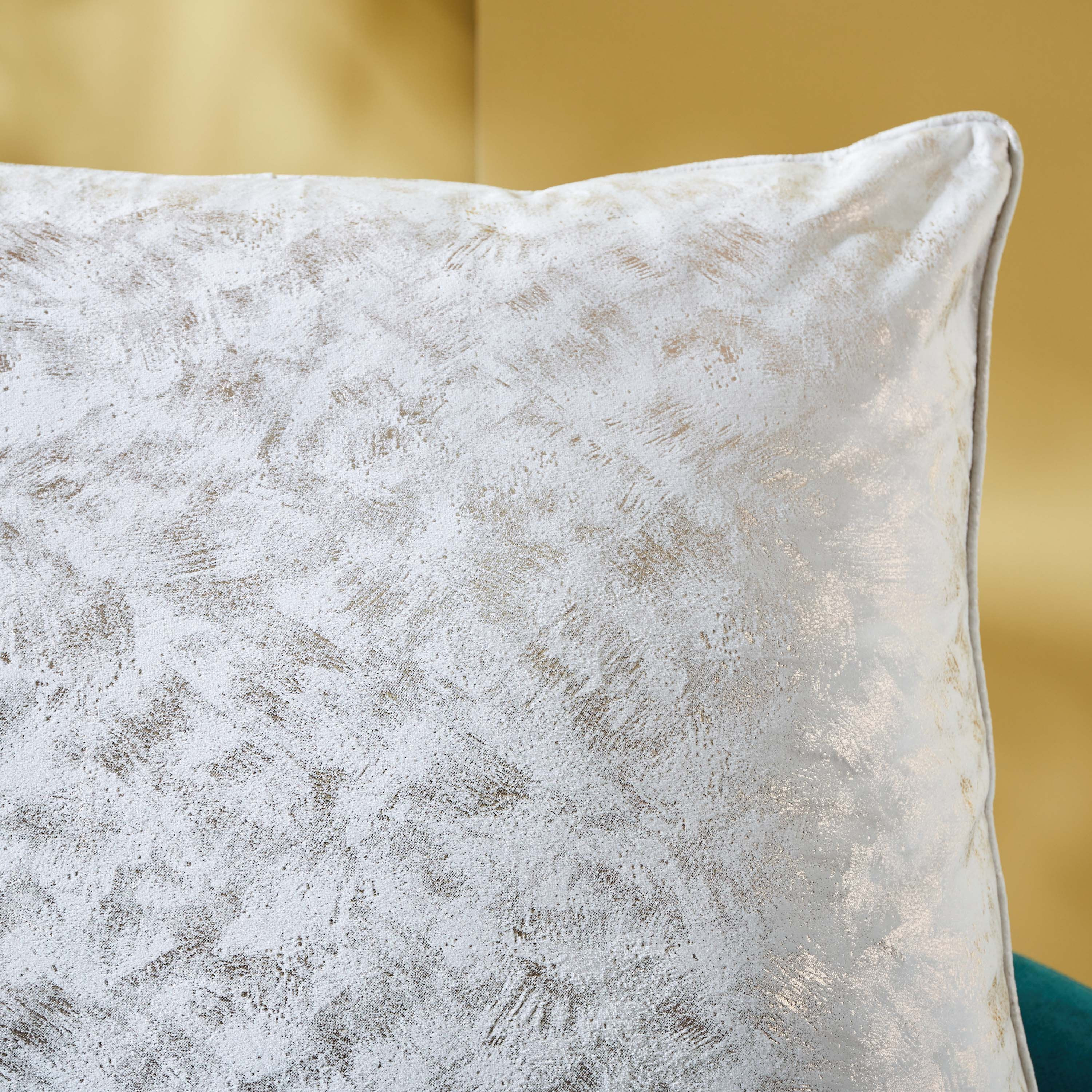وسادة محشوة مخملية بطبعات من بترا - 65x65 سم-hbxlivingroom-furnishings-cushionsandcovers-filledcushions-image-2