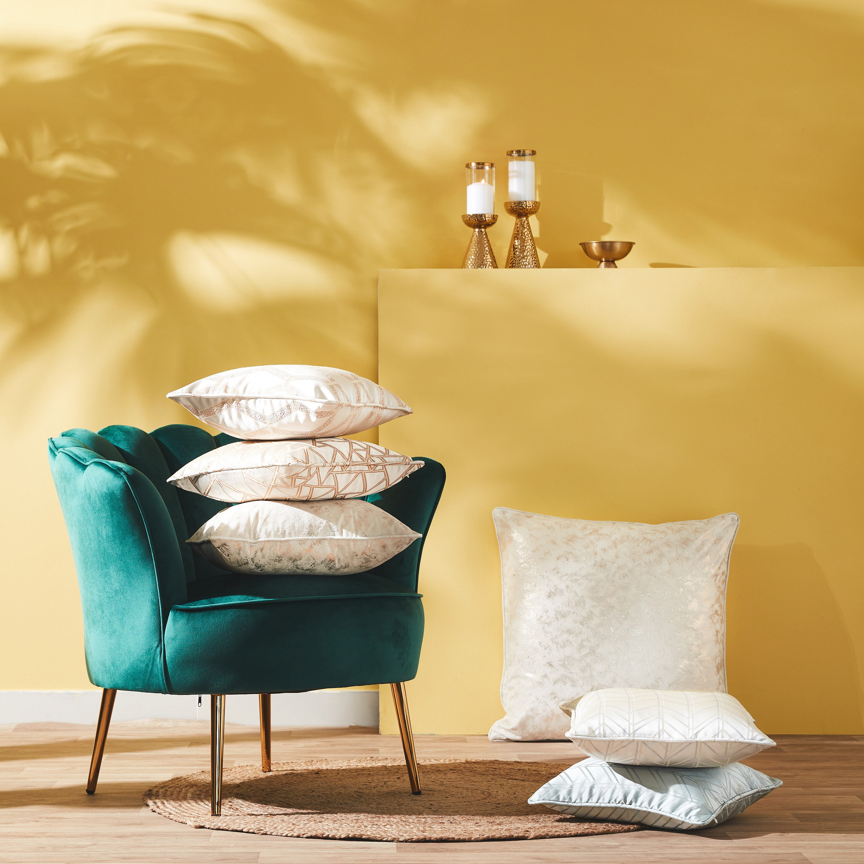وسادة محشوة مخملية بطبعات من بترا - 65x65 سم-hbxlivingroom-furnishings-cushionsandcovers-filledcushions-image-4