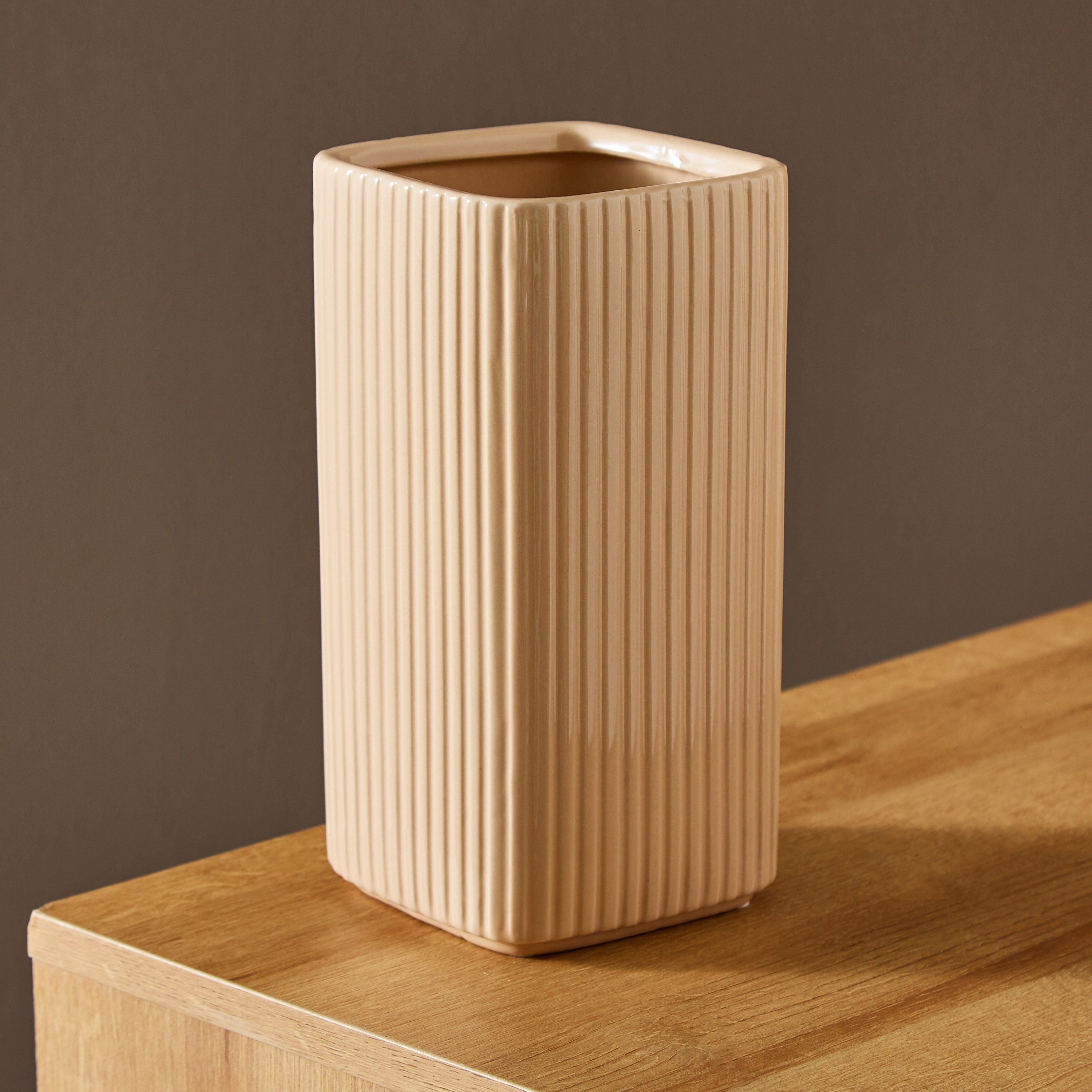 مزهرية سيراميك طويلة مضلعة بشكل مكعب من سانسا - 12.5x12.5x25 سم-hbxbedroom-decorandaccessories-vases-image-2