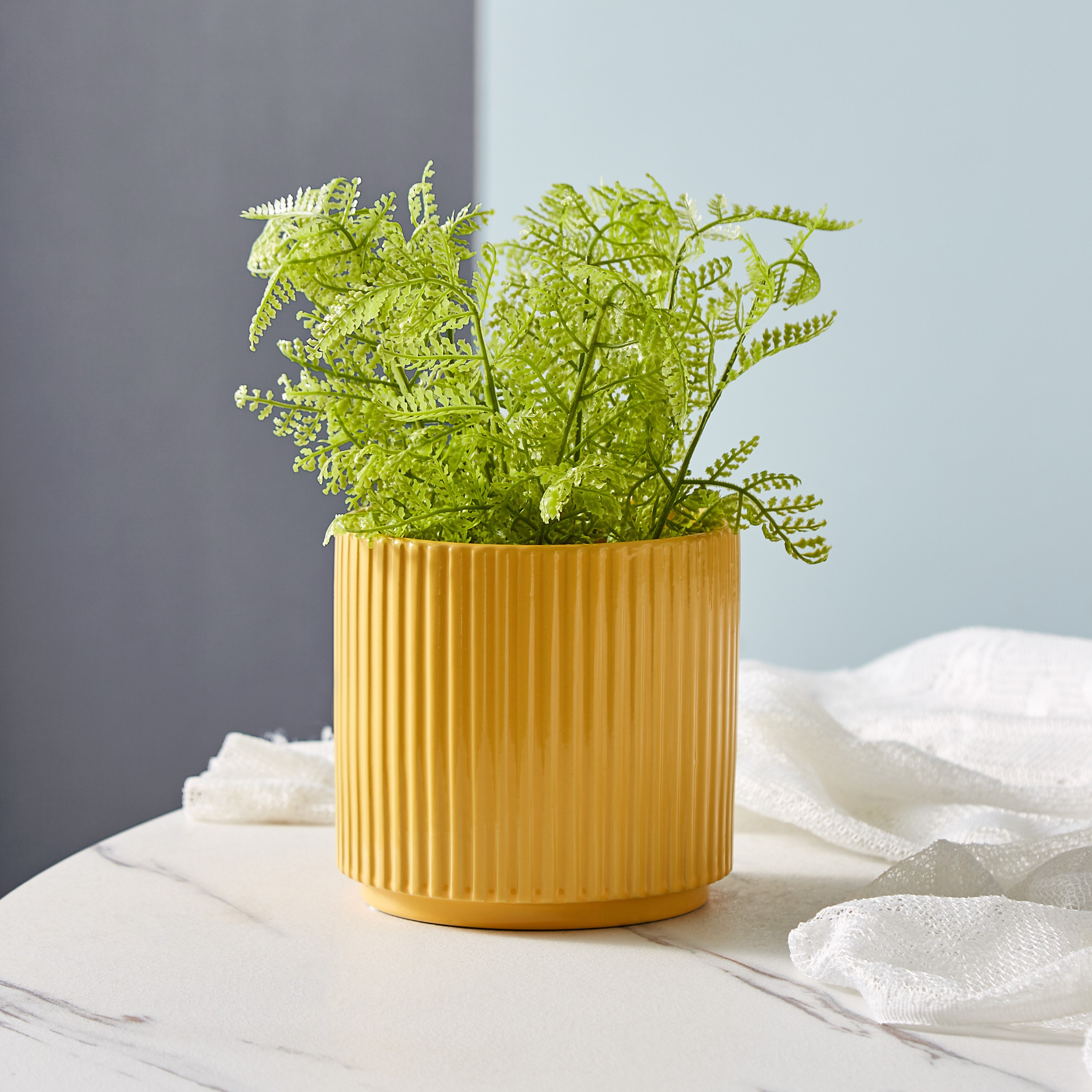 مزهرية سيراميك مضلّعة بحامل من سانسا - 14x14x12.5 سم-hbxbedroom-decorandaccessories-vases-image-1