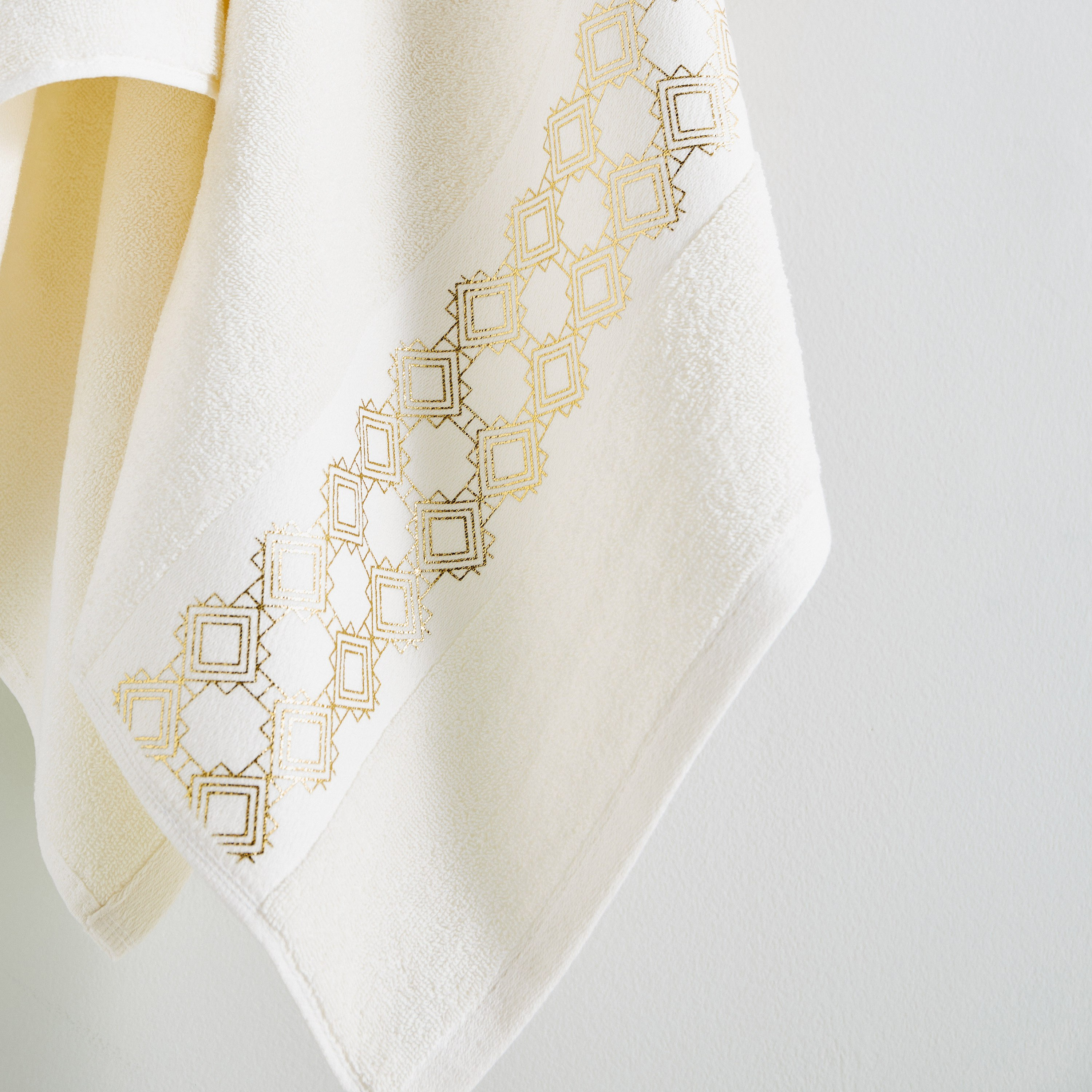 منشفة حمام قطنية بطبعات فويل من بيترا - 90x150 سم-hbxbathroom-bathroomtextiles-image-2