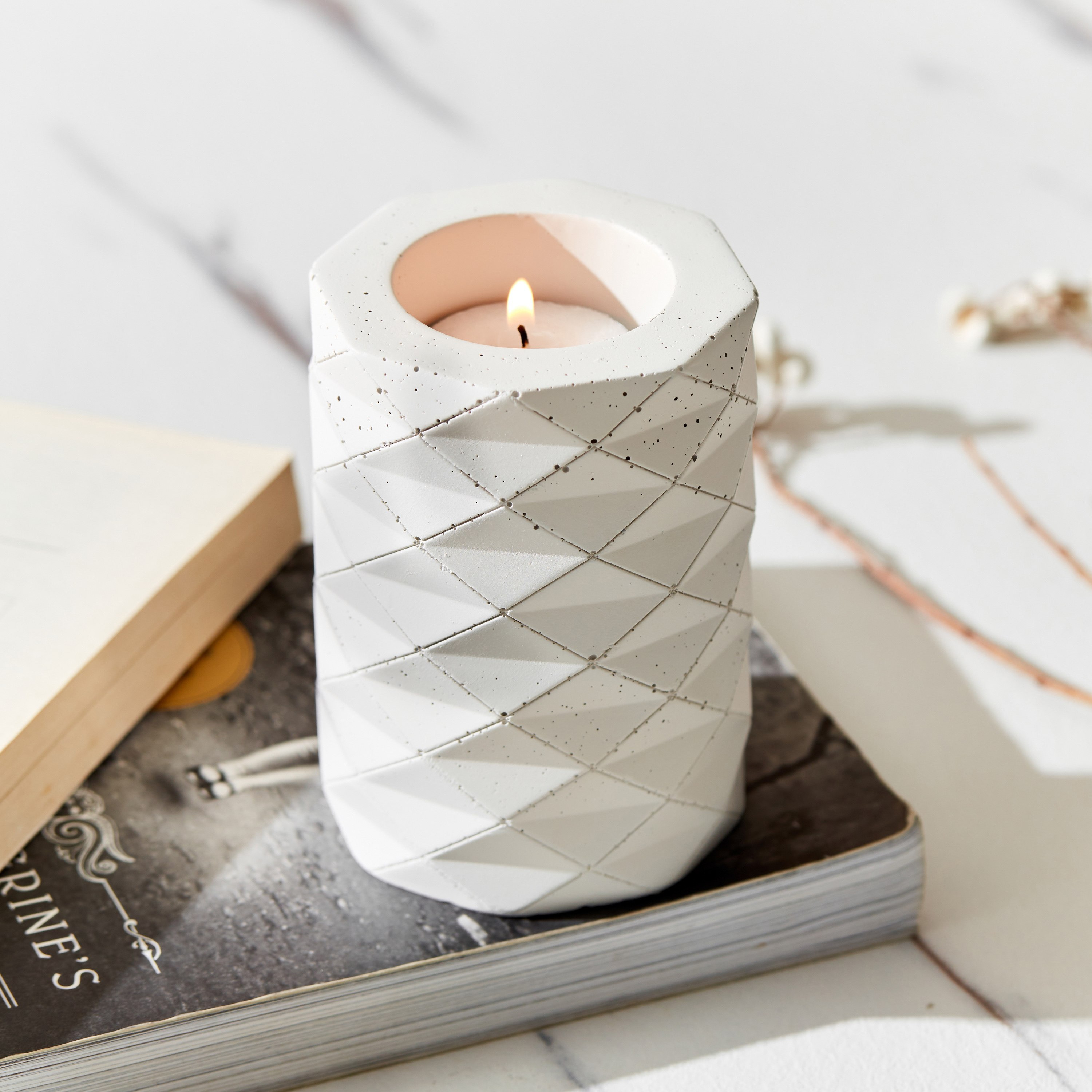 حامل شموع صغيرة مضلع ماسي من ستيرلينج - 8x8x11 سم-hbxlivingroom-decorandaccessories-candleholders-image-1