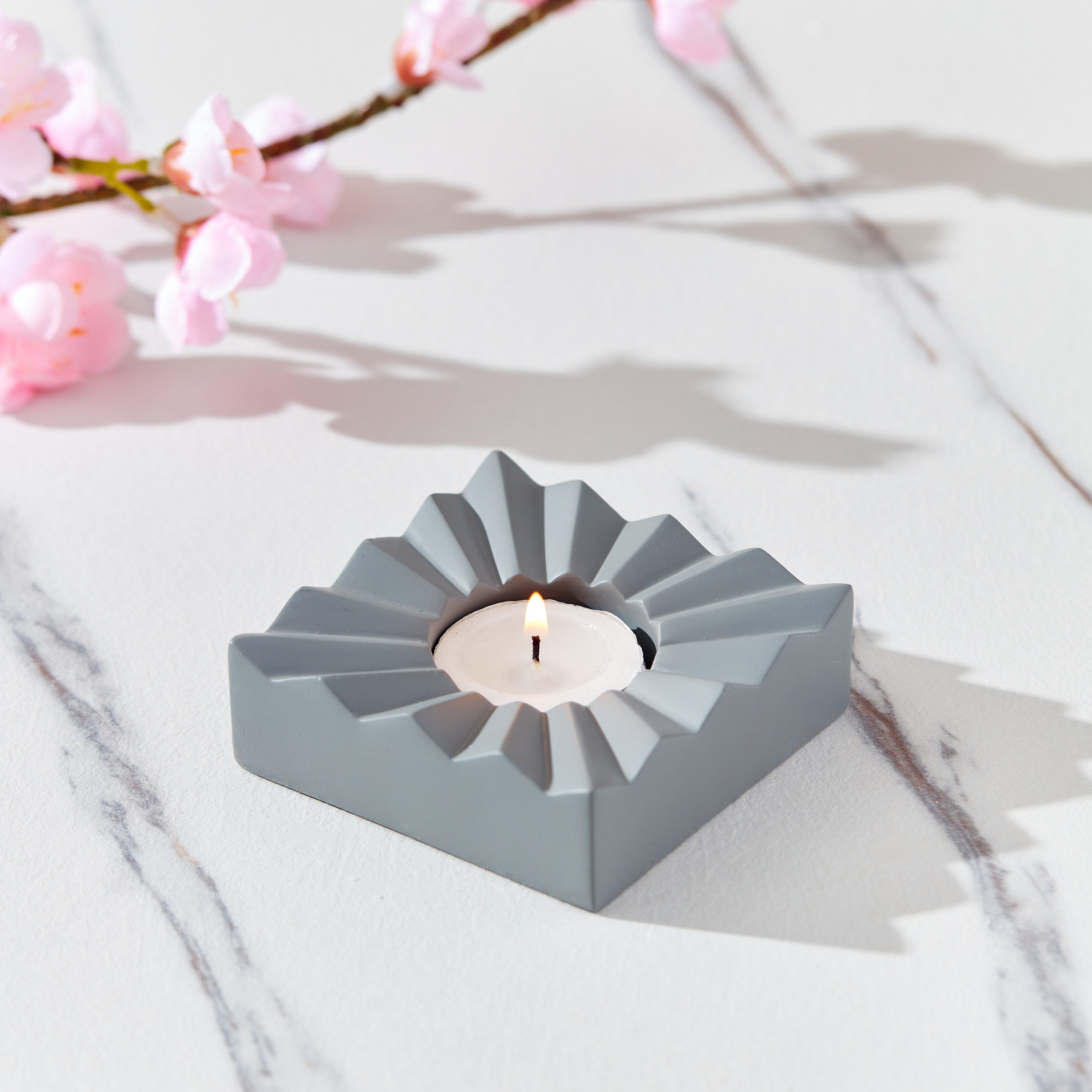 حامل شموع مربع بتصميم مموج من ستريلينج - 8x8x3 سم-hbxlivingroom-decorandaccessories-candleholders-image-1