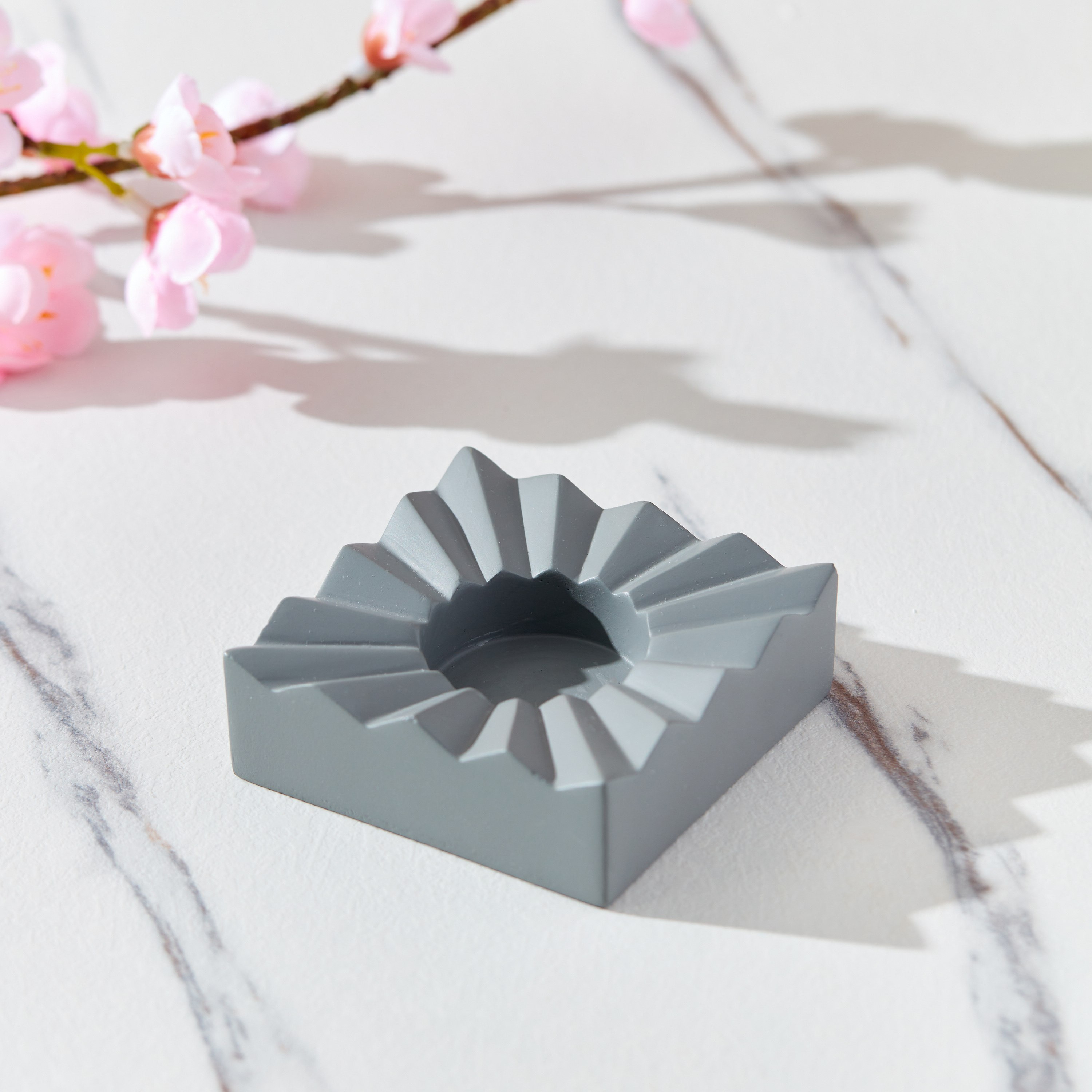 حامل شموع مربع بتصميم مموج من ستريلينج - 8x8x3 سم-hbxlivingroom-decorandaccessories-candleholders-image-2