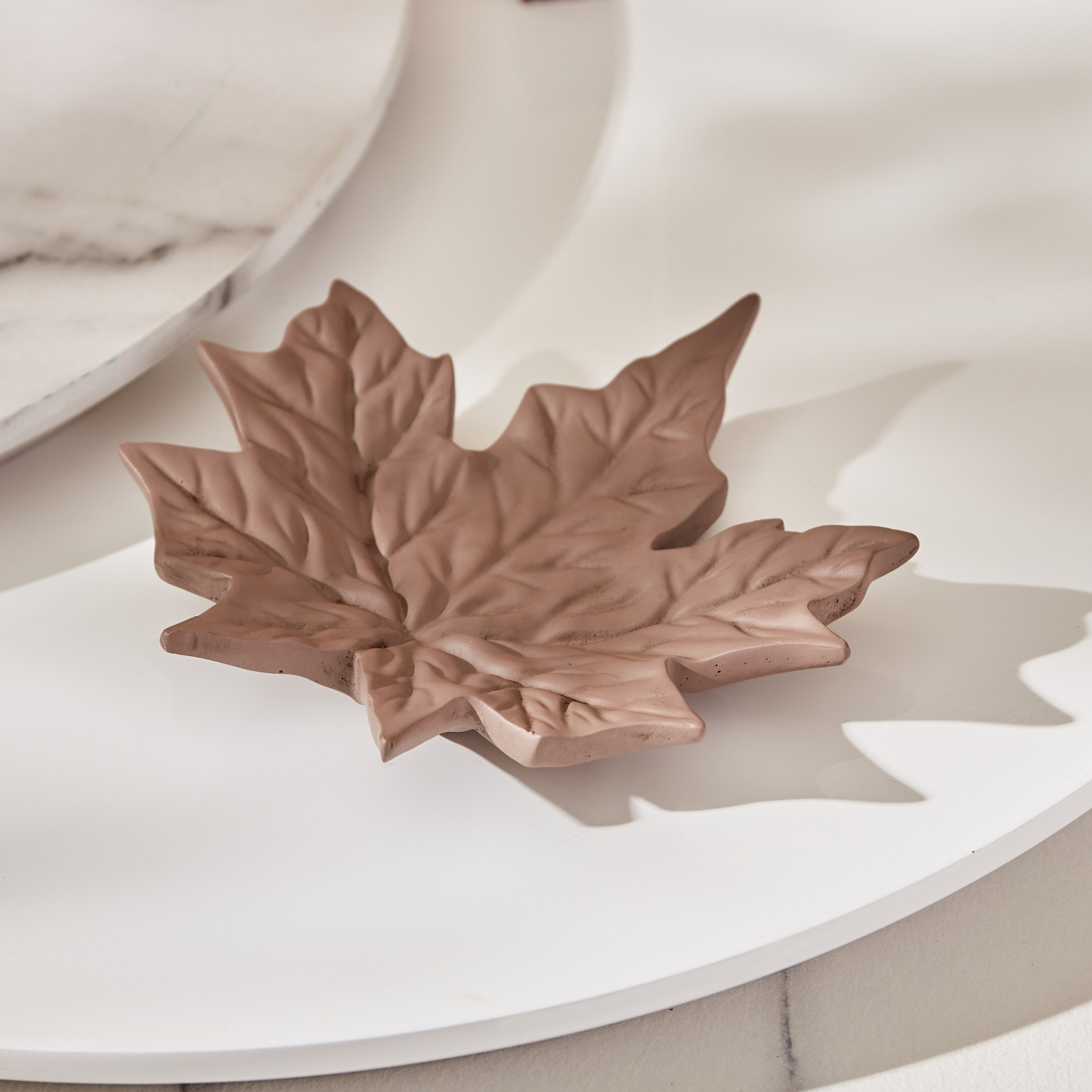 حامل شموع صغيرة بتصميم أوراق شجر من ستيرلينج - 15.1x15.1x8.3 سم-hbxlivingroom-decorandaccessories-candleholders-image-1
