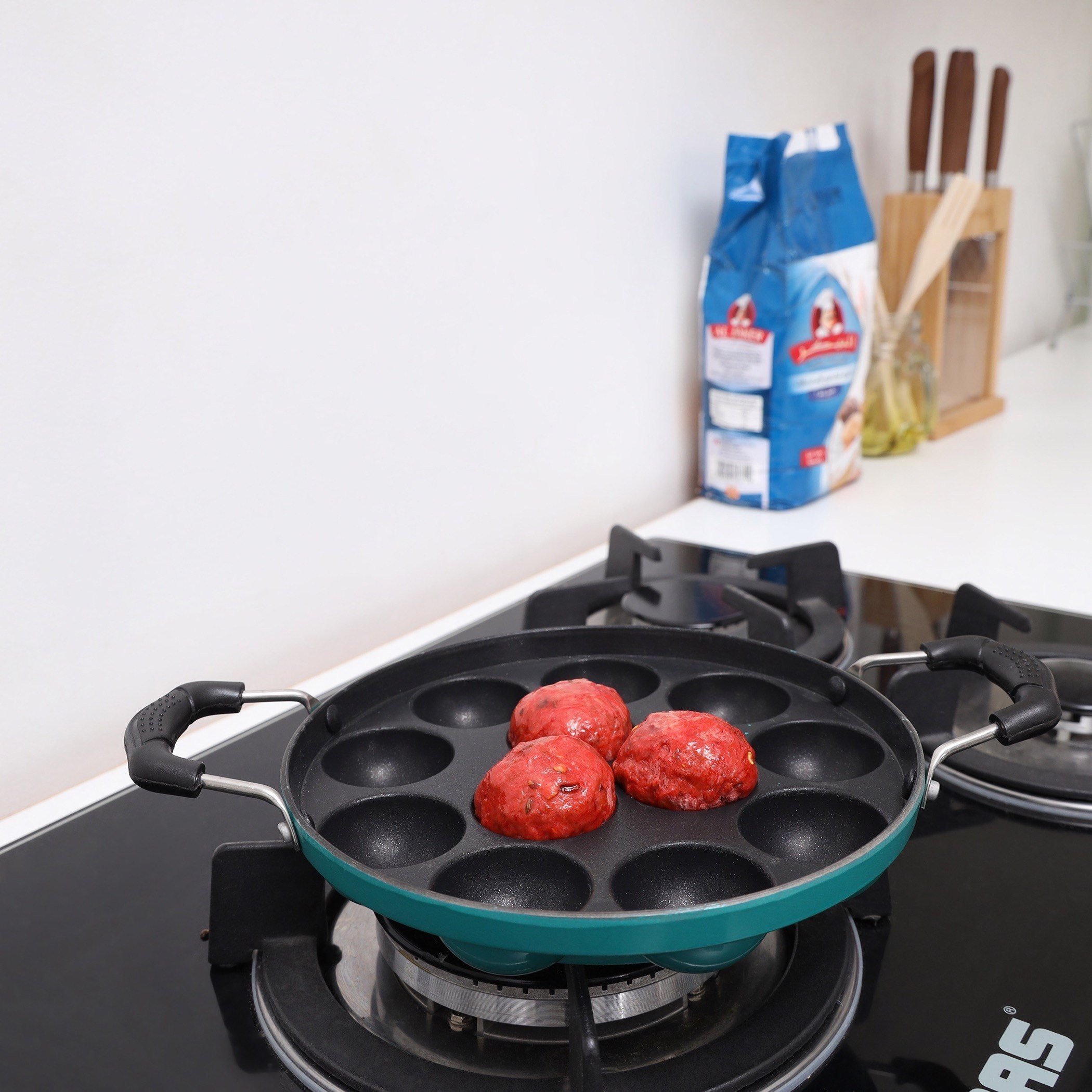 مقلاة أباكارا غير قابلة للالتصاق بـ 12 فتحة من رويال-hbxkitchen-kitchenware-foodpreparation-image-2