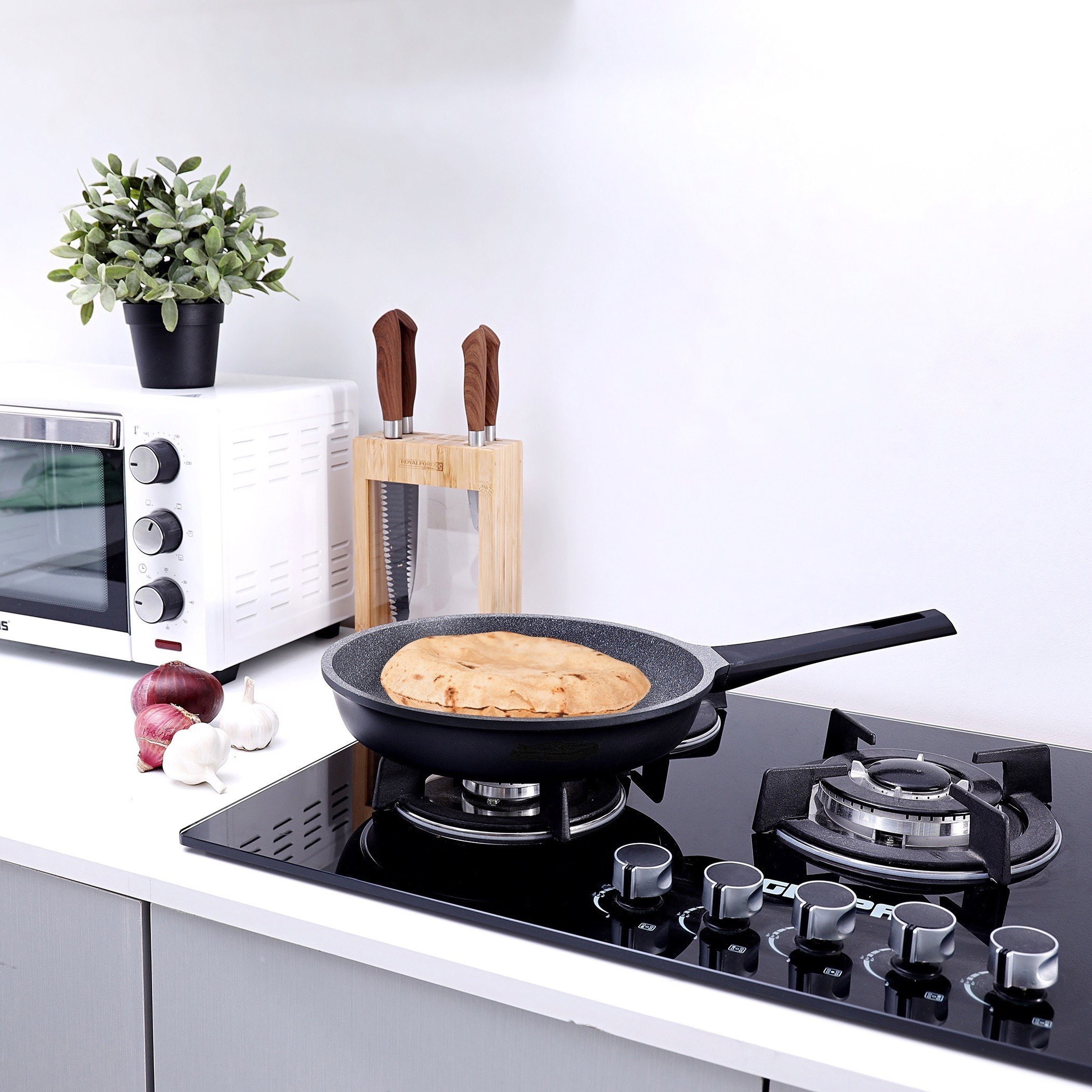 Royal Die Cast Aluminium Frypan - 28 cm-hbxkitchen-kitchenware-foodpreparation-image-2