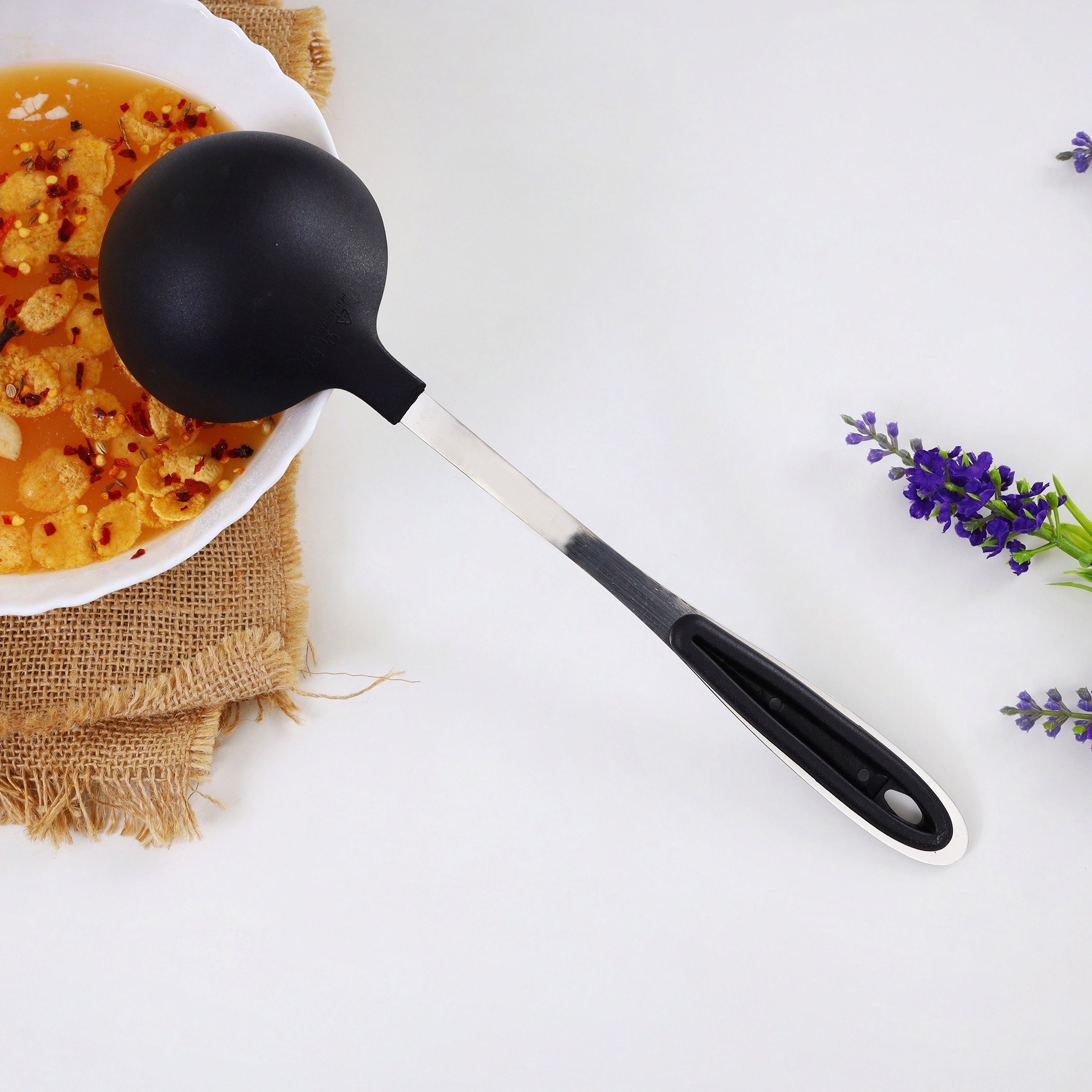 مغرفة شوربة نايلون بمقبض ستانليس ستيل من رويال - 31.5x8.5x5 سم-hbxhomeware-hbxkitchen-image-2