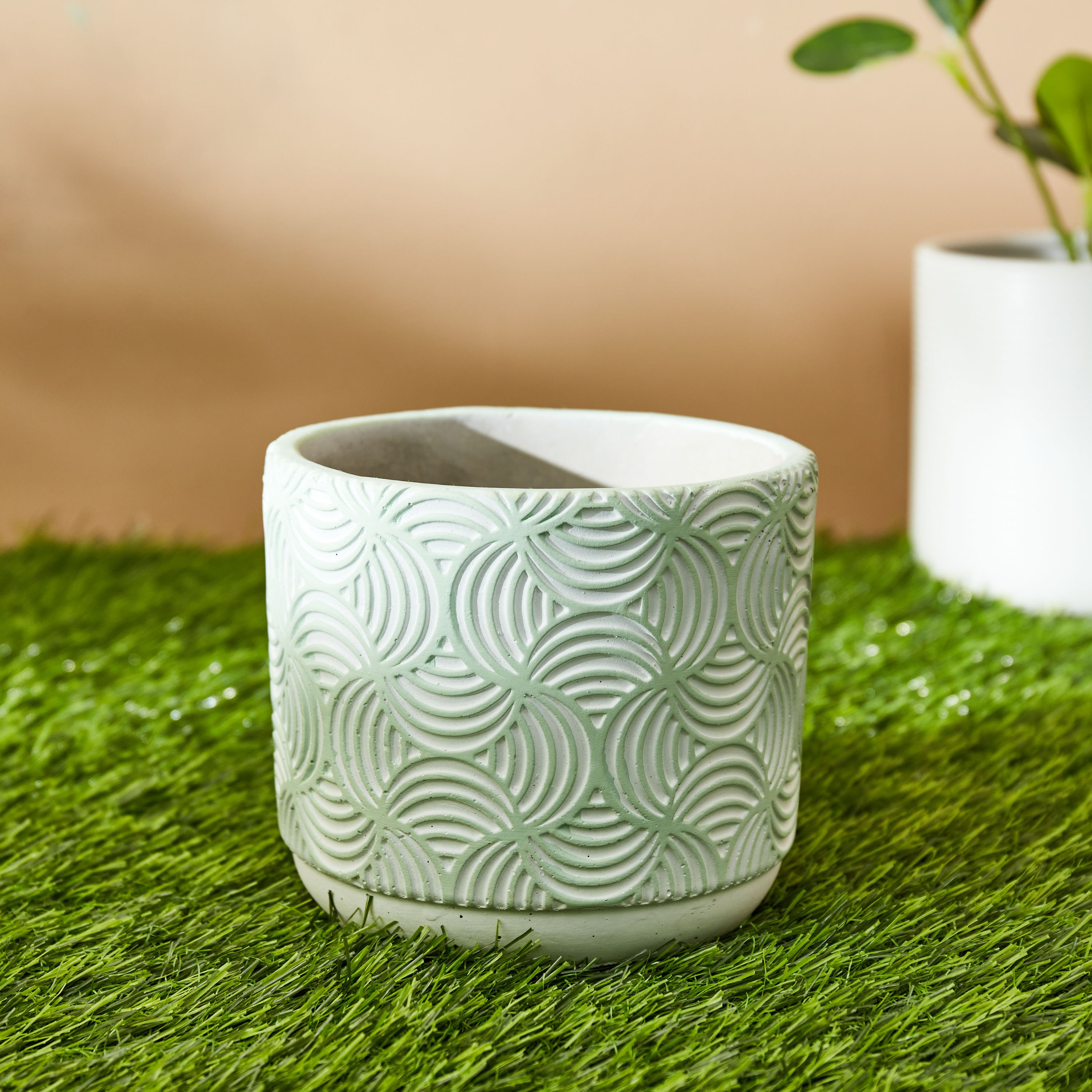 إناء حديقة من الإسمنت بنقوش من أوليف - 14x14x12 سم-hbxdecorandfurnishings-homeaccessories-artificialflowersandplants-image-1