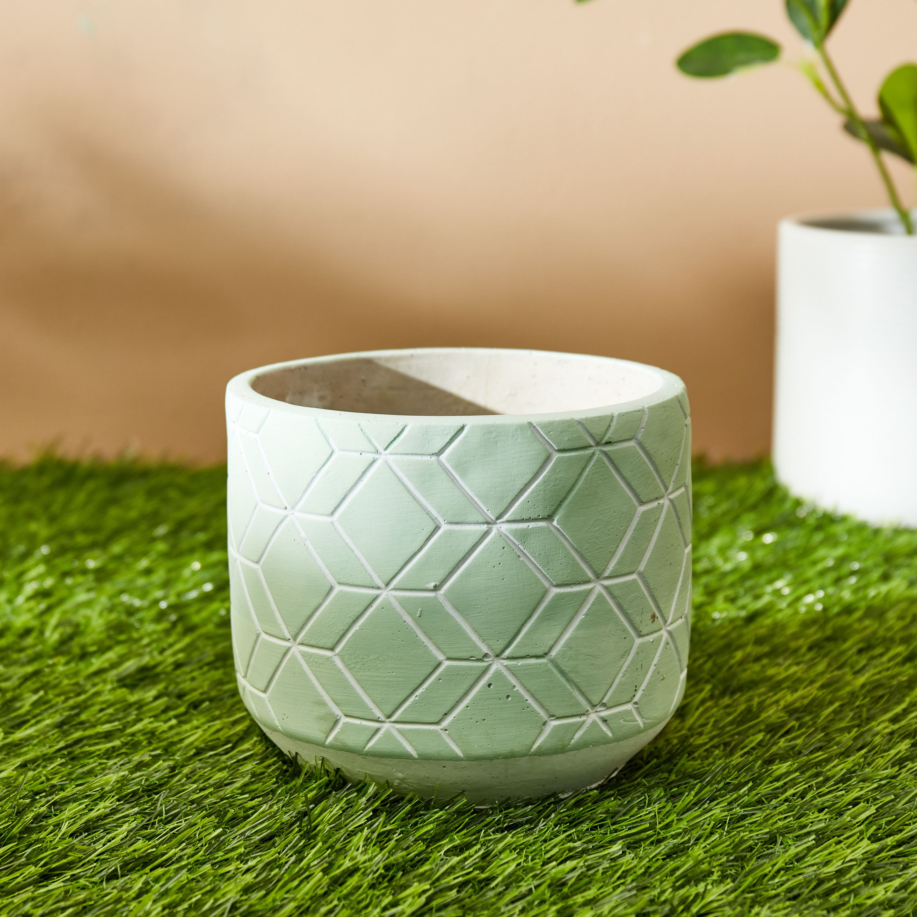 إناء حديقة إسمنت بنقوش محفورة من أوليف - 14x14x12 سم-hbxdecorandfurnishings-homeaccessories-artificialflowersandplants-image-1