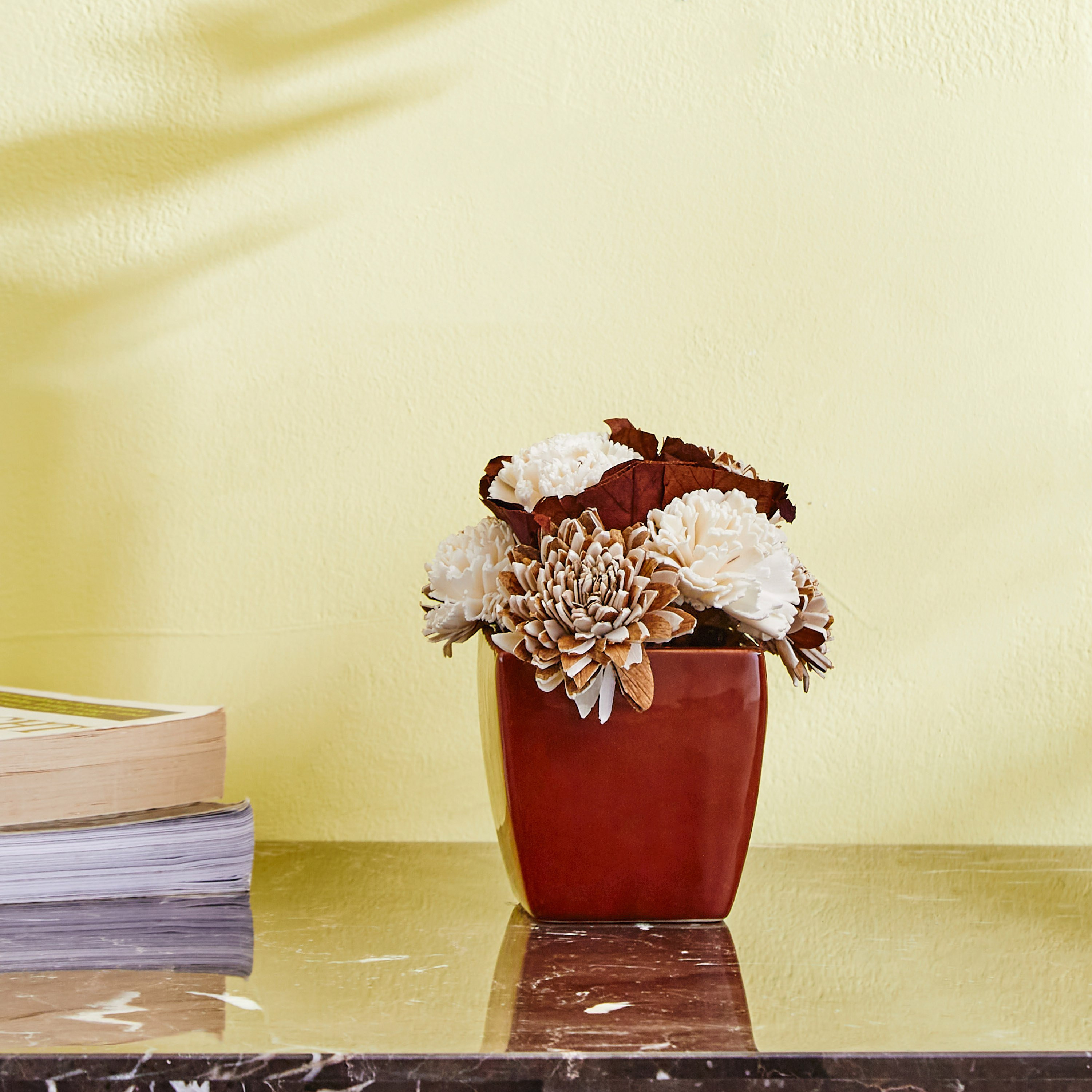 تشكيلة زهور في مزهرية سيراميك من أروين - 15 سم-hbxdecorandfurnishings-homeaccessories-artificialflowersandplants-image-1