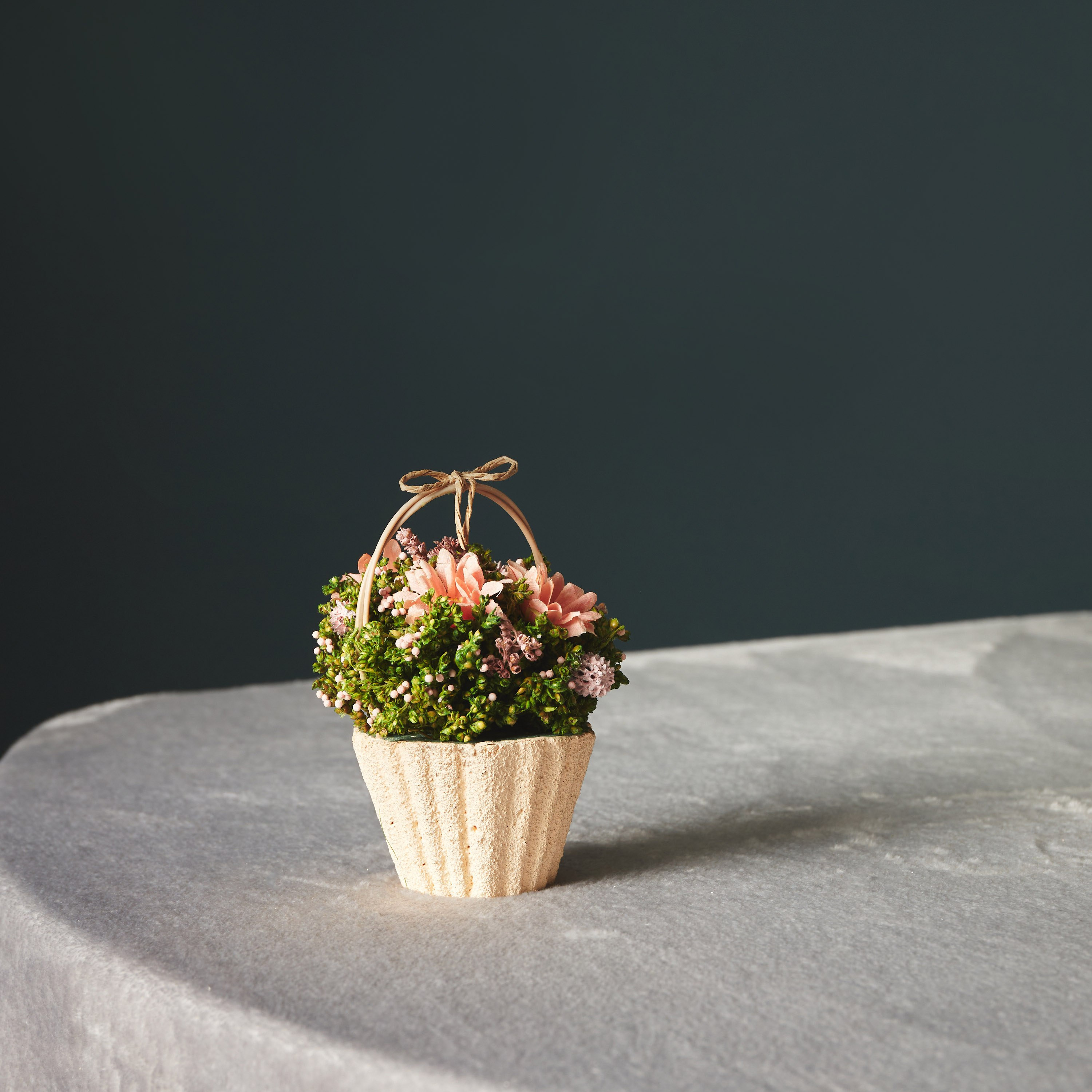 زهور أقحوان في سلّة من آيريس - 10x10x13 سم-hbxdecorandfurnishings-homeaccessories-artificialflowersandplants-image-1
