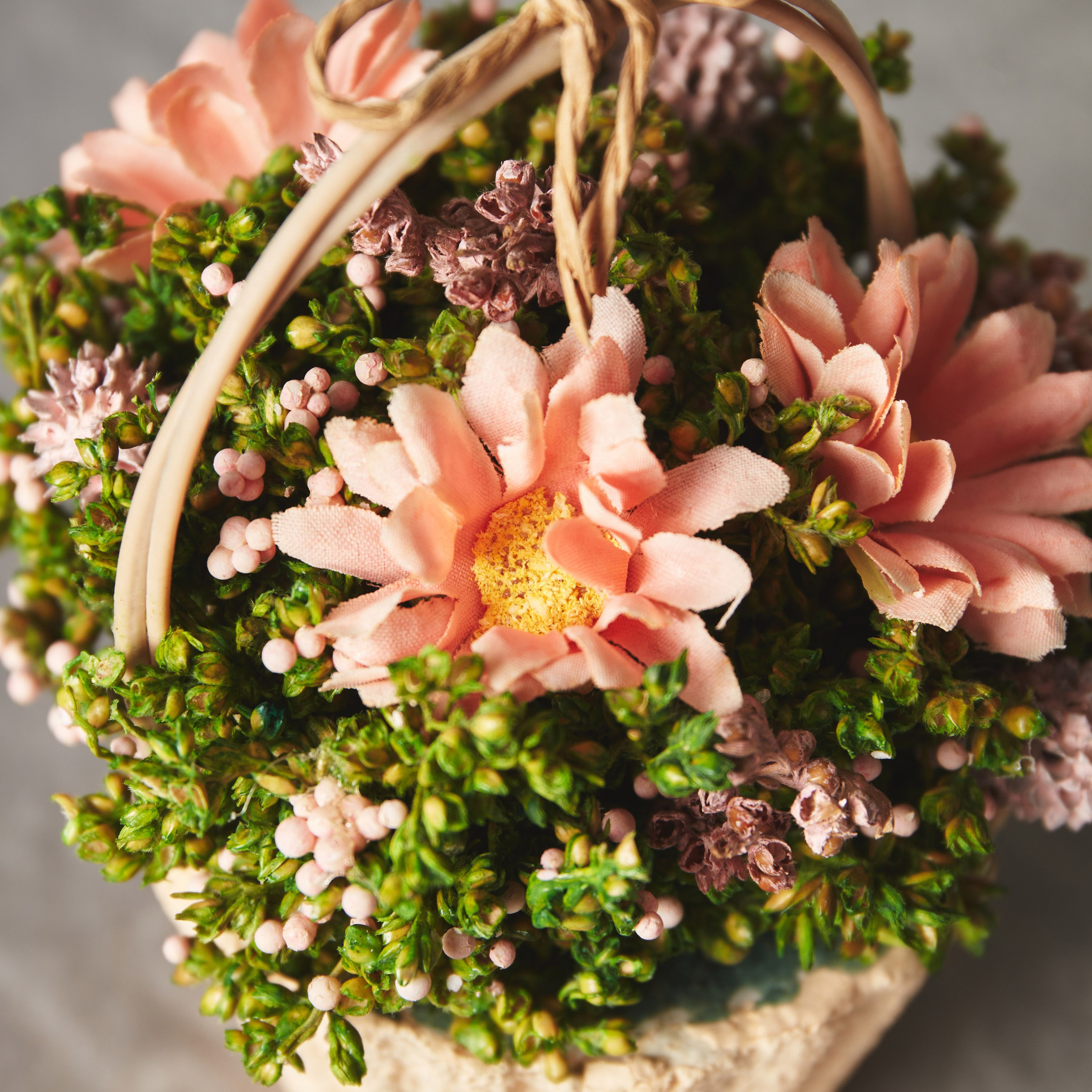 زهور أقحوان في سلّة من آيريس - 10x10x13 سم-hbxdecorandfurnishings-homeaccessories-artificialflowersandplants-image-2