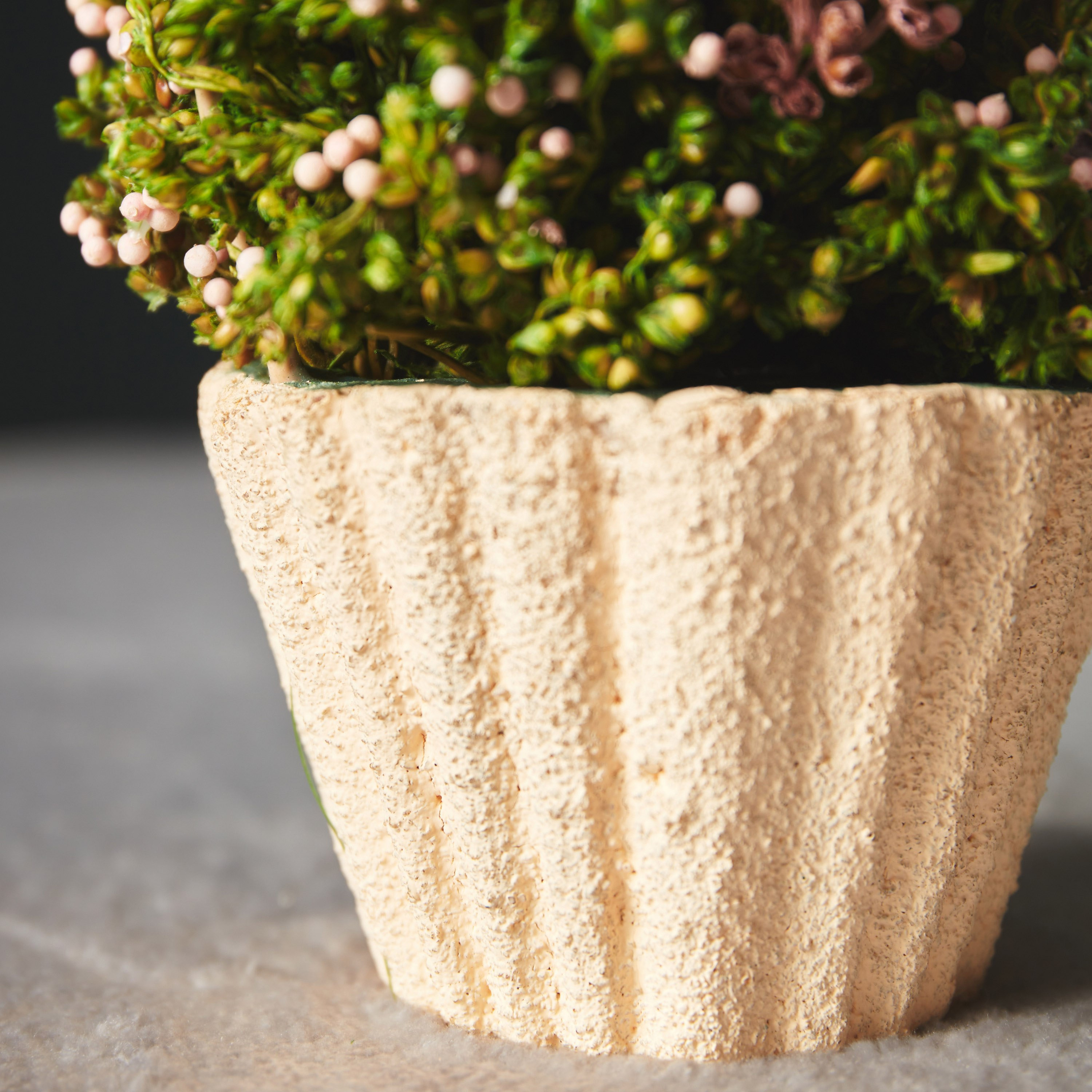 زهور أقحوان في سلّة من آيريس - 10x10x13 سم-hbxdecorandfurnishings-homeaccessories-artificialflowersandplants-image-3