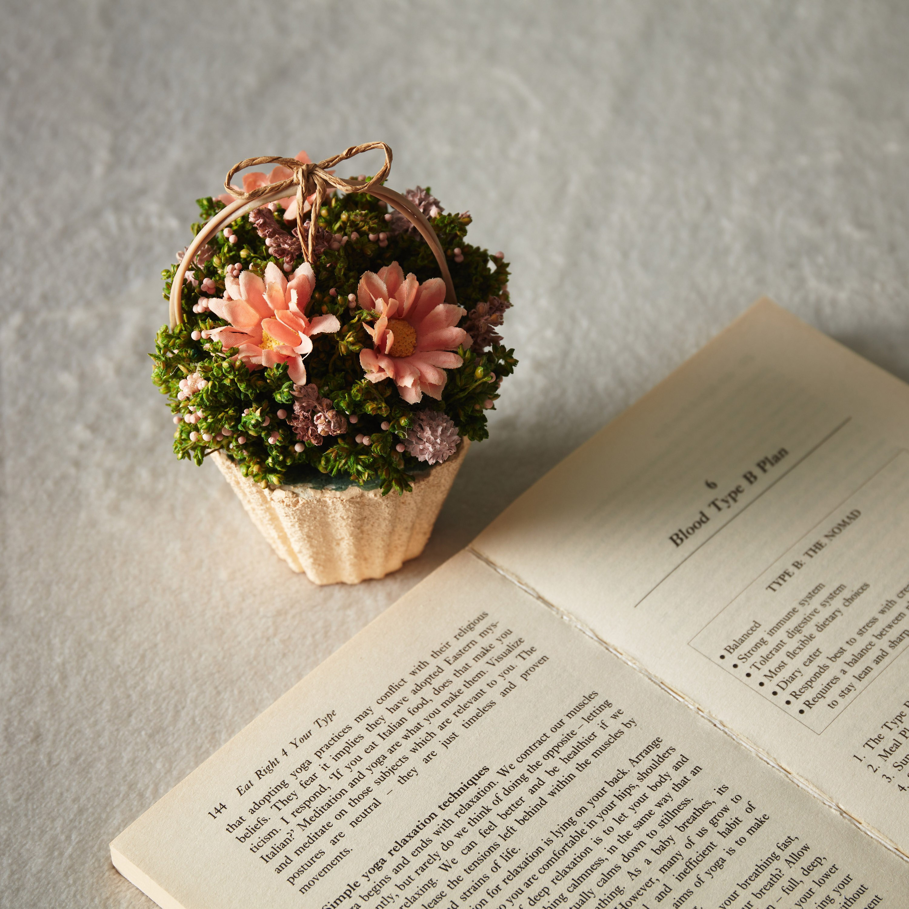 زهور أقحوان في سلّة من آيريس - 10x10x13 سم-hbxdecorandfurnishings-homeaccessories-artificialflowersandplants-image-4