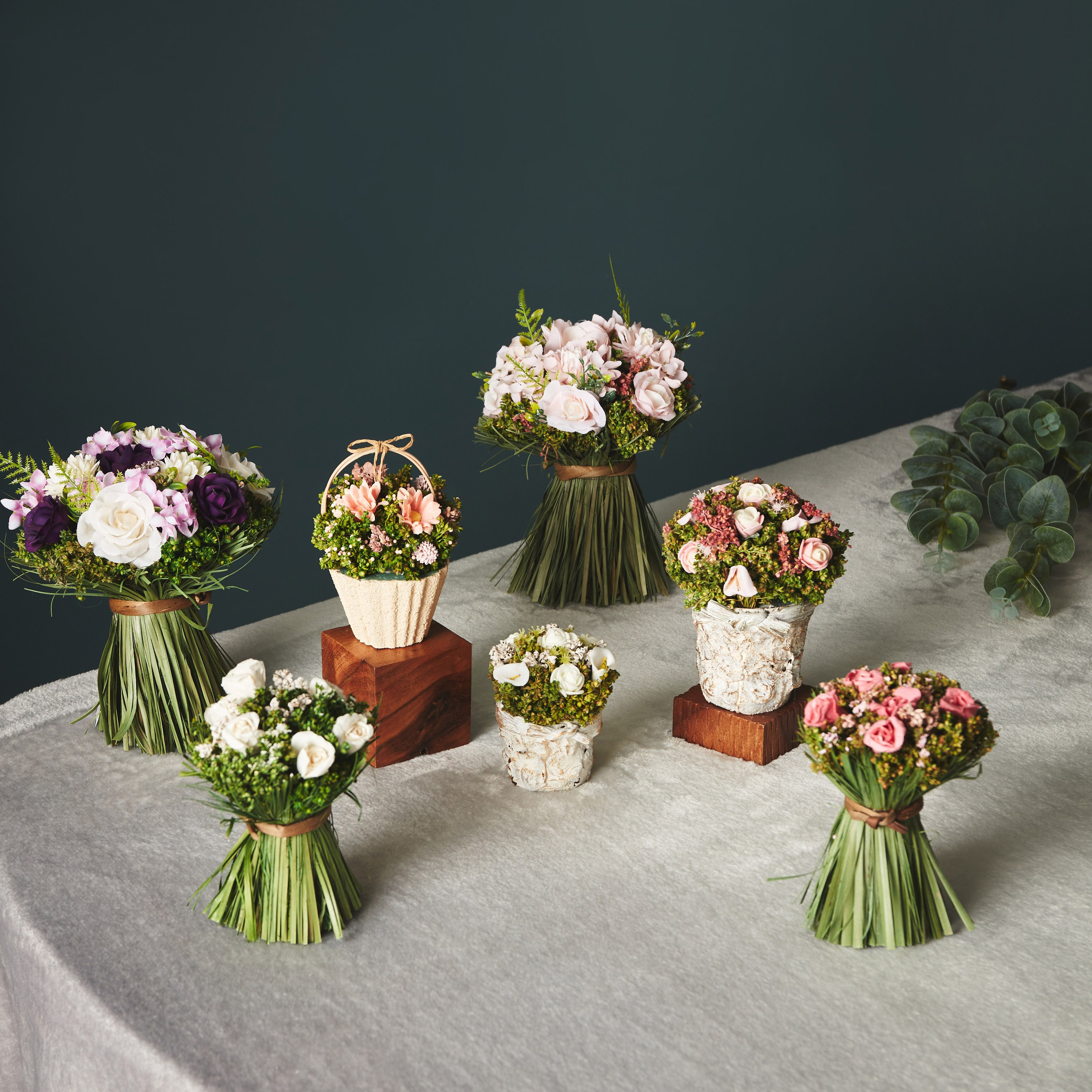 زهور أقحوان في سلّة من آيريس - 10x10x13 سم-hbxdecorandfurnishings-homeaccessories-artificialflowersandplants-image-5