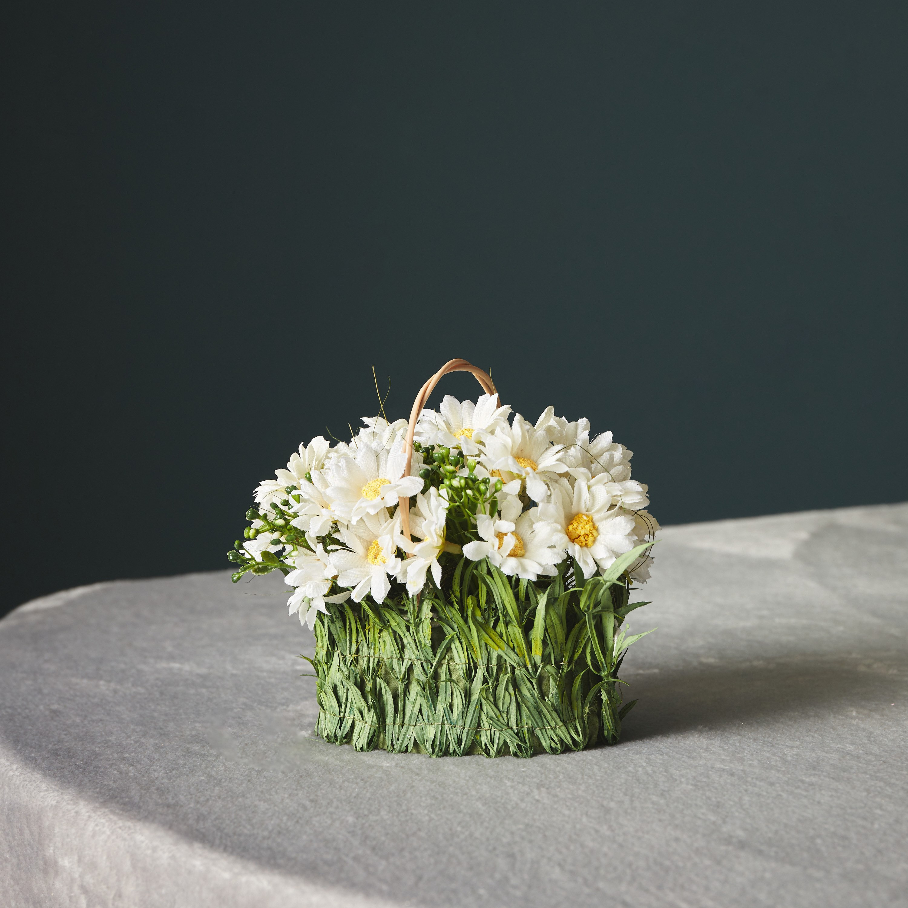 زهور أقحوان في سلة عشبية من آريس - 17x12x16 سم-hbxdecorandfurnishings-homeaccessories-artificialflowersandplants-image-1