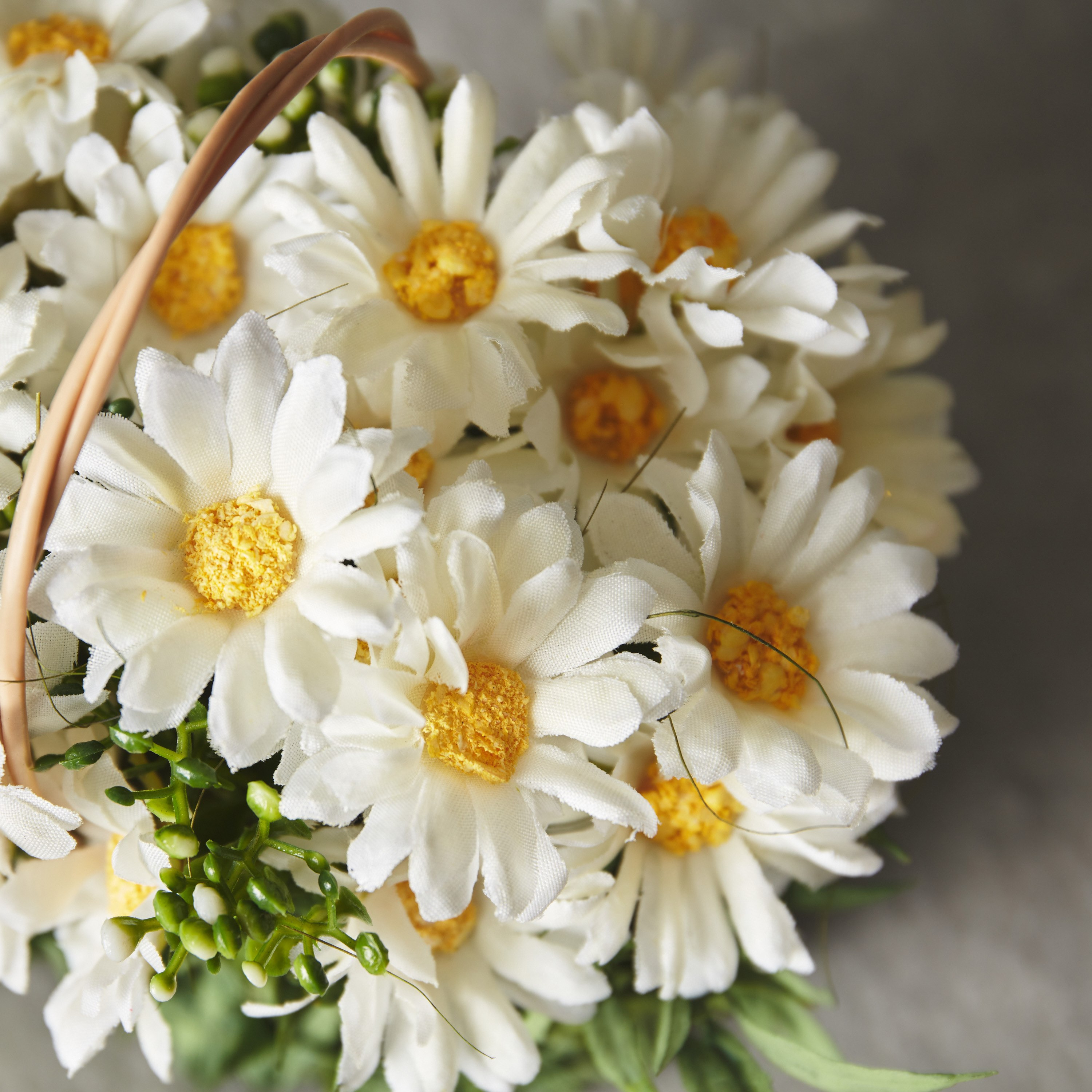 زهور أقحوان في سلة عشبية من آريس - 17x12x16 سم-hbxdecorandfurnishings-homeaccessories-artificialflowersandplants-image-2
