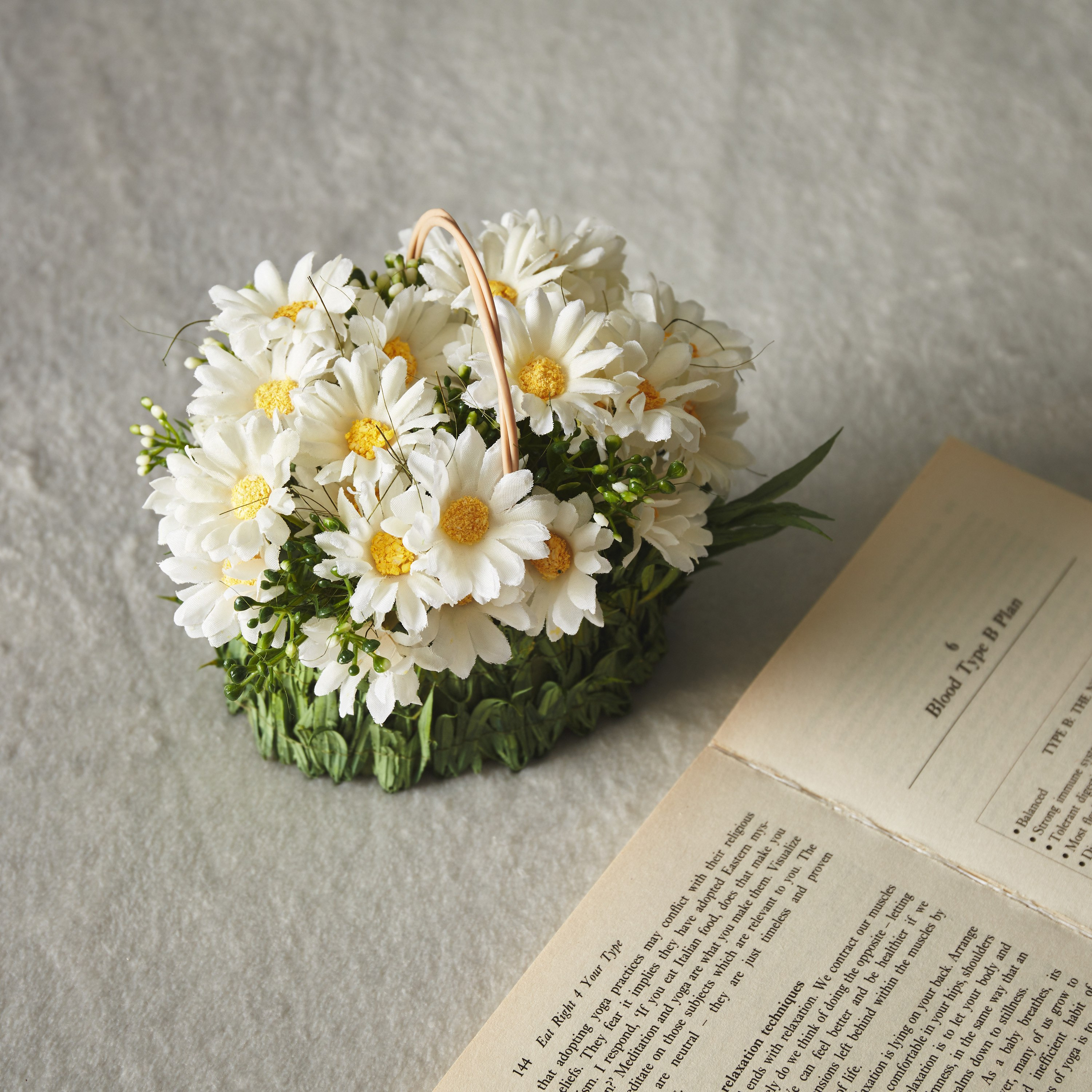 زهور أقحوان في سلة عشبية من آريس - 17x12x16 سم-hbxdecorandfurnishings-homeaccessories-artificialflowersandplants-image-4