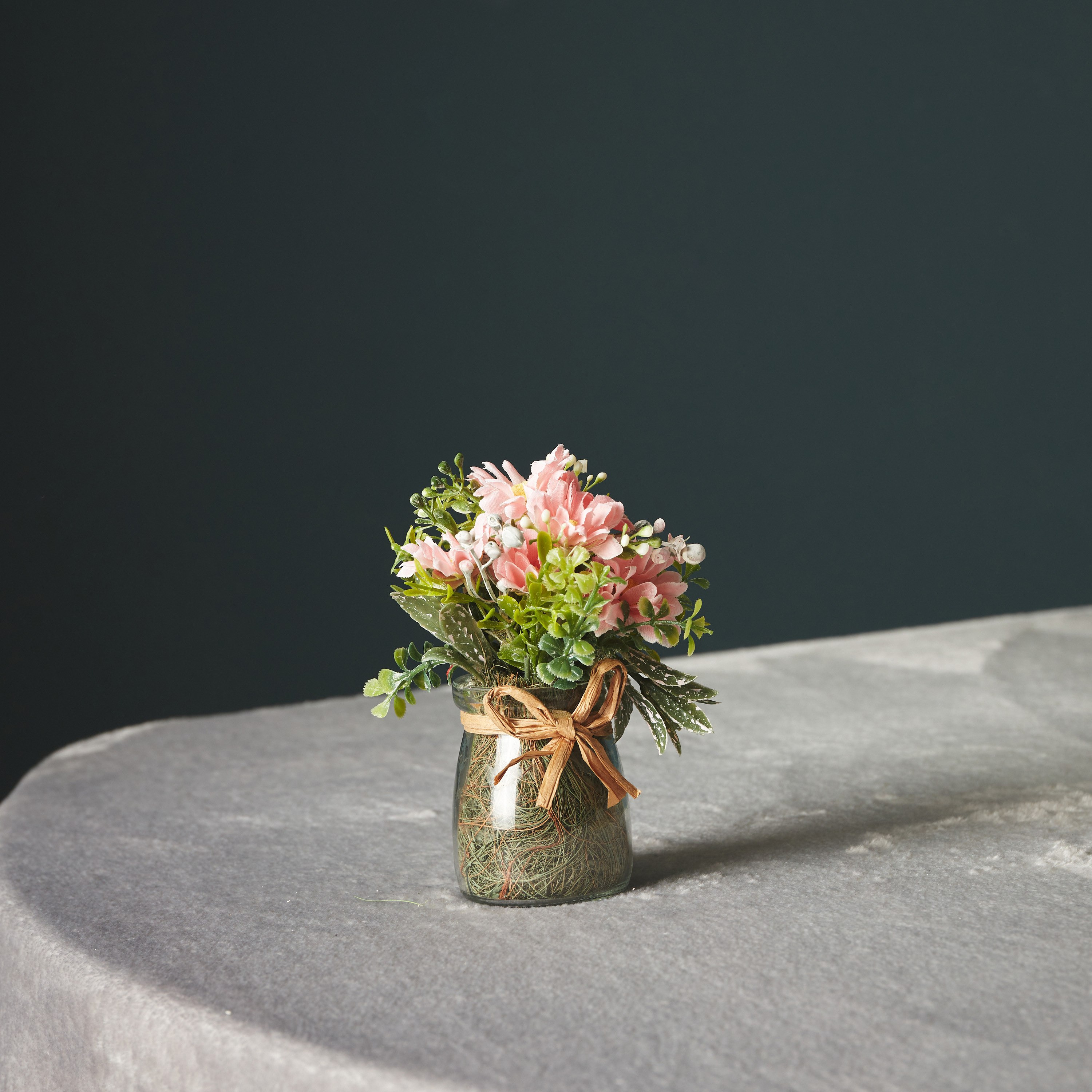 زهور أقحوان في إصيص زجاجي من آريس - 9x13 سم-hbxdecorandfurnishings-homeaccessories-artificialflowersandplants-image-1