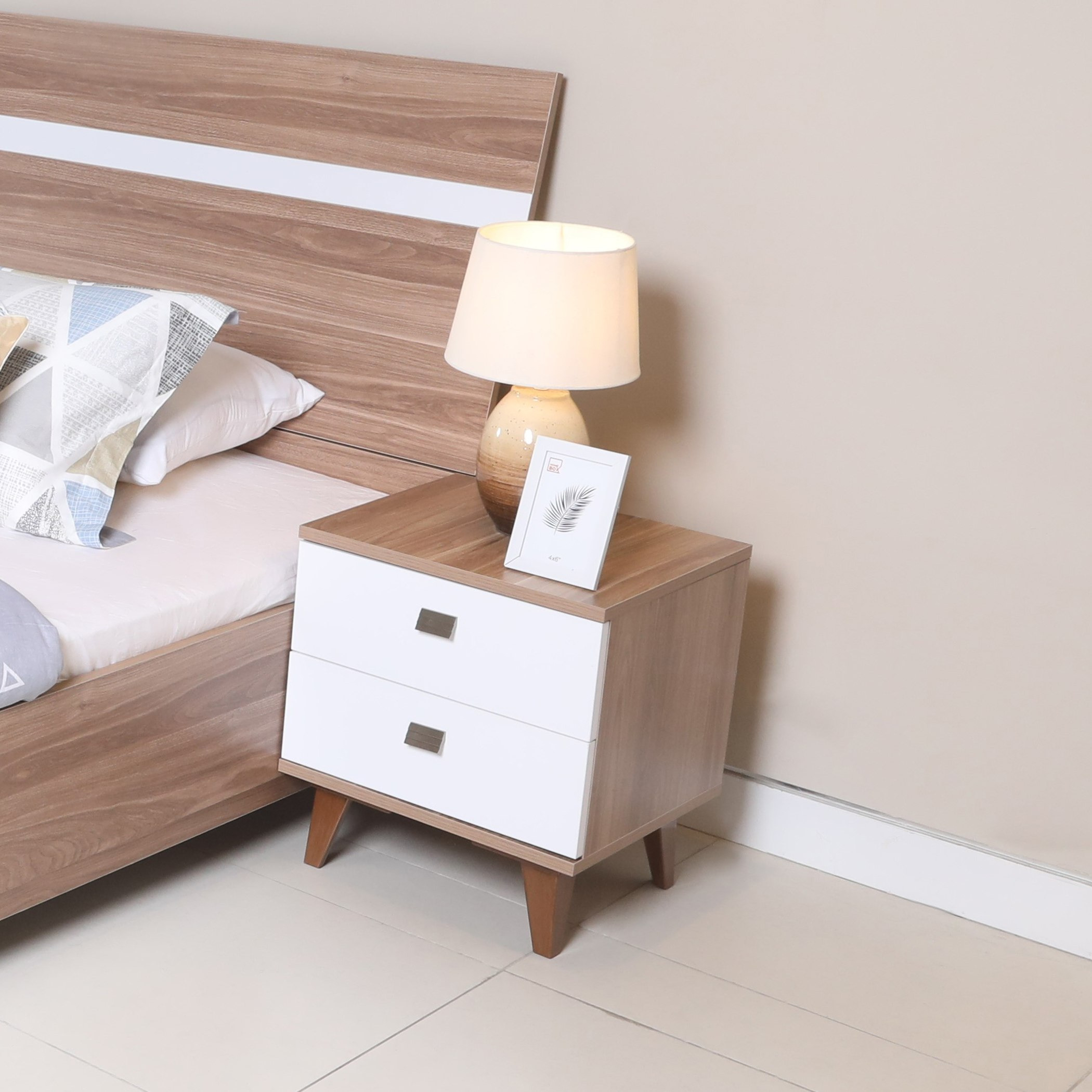 طاولة سرير جانبية بدرجين من رومانيا-hbxkidsandyouth-nightstands-image-1
