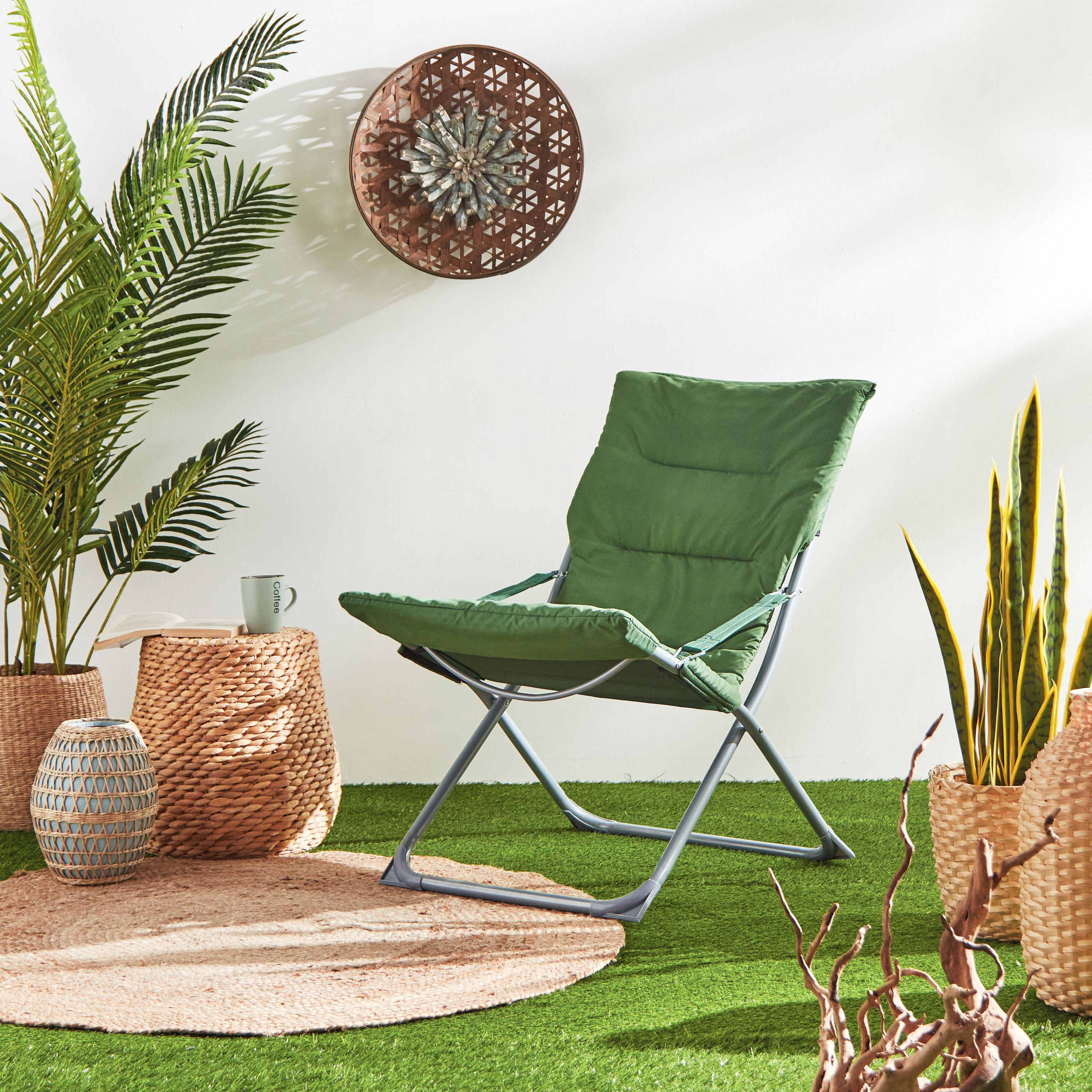 كرسي بمساند ذراعين للجلسات الخارجيّة من فيرا تارو-hbxfurniture-outdoor-swingsandchairs-image-1