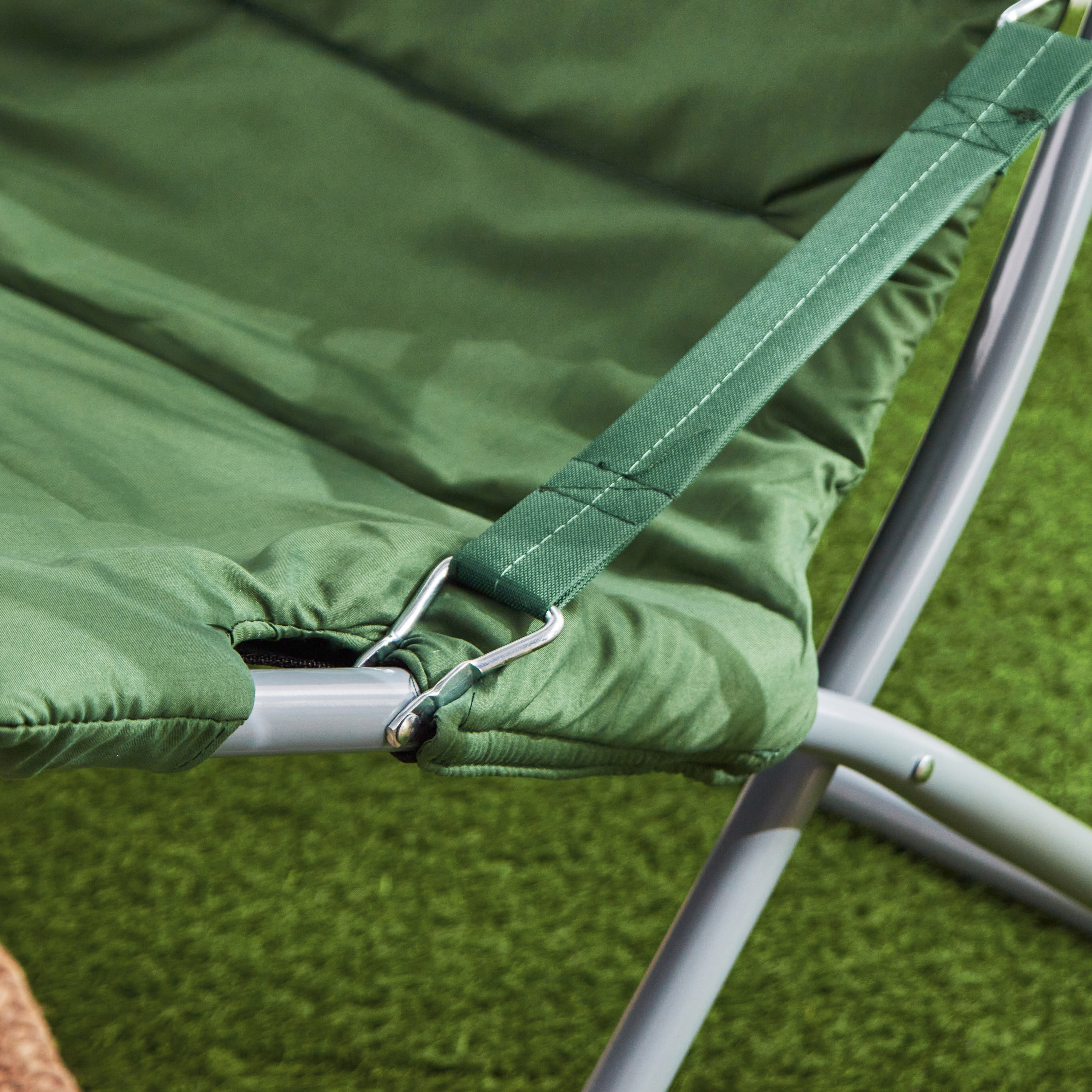 كرسي بمساند ذراعين للجلسات الخارجيّة من فيرا تارو-hbxfurniture-outdoor-swingsandchairs-image-7