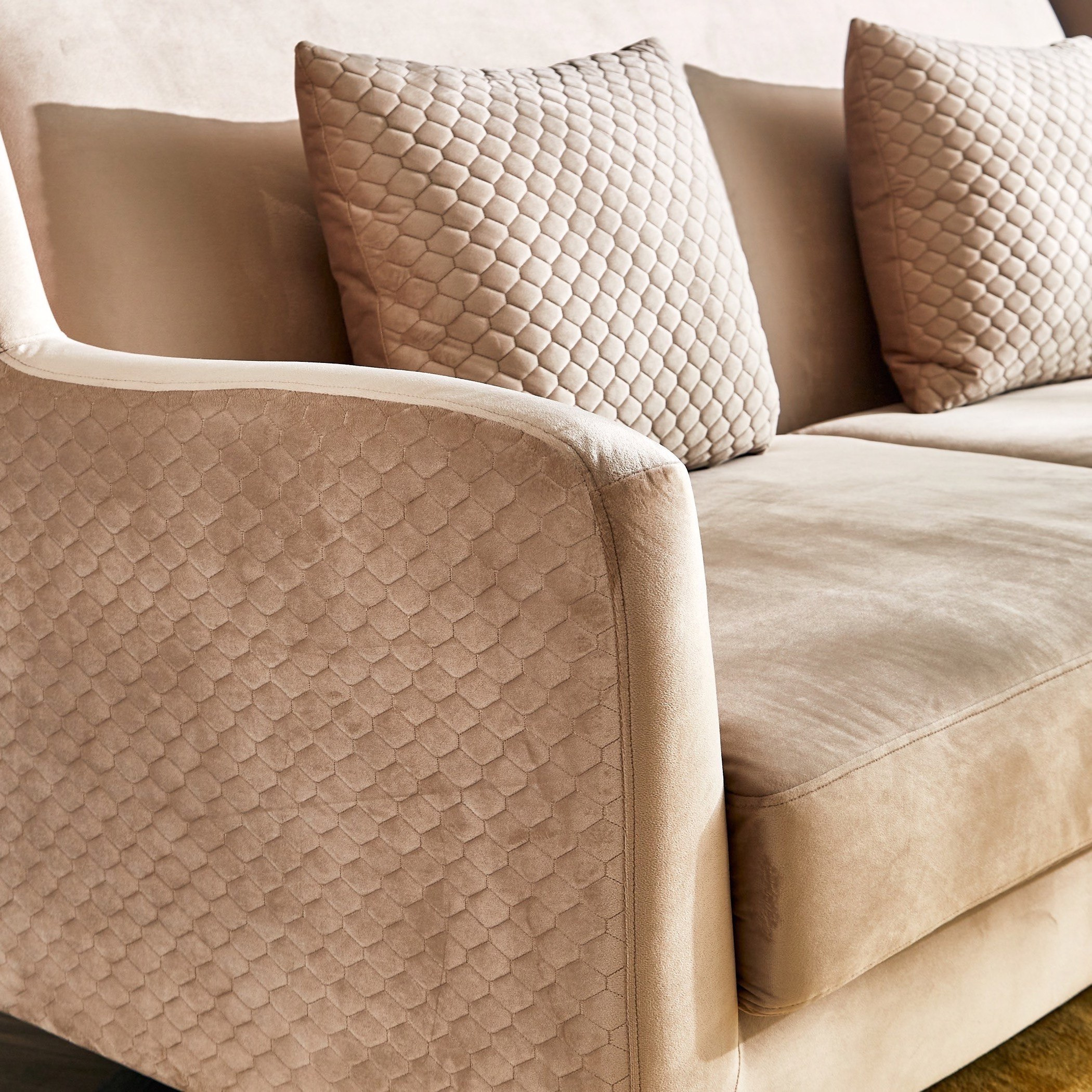 كنبة مخملية بـ 3 مقاعد ووسادتين من كناري-hbxlivingroom-sofasandarmchairs-sofas-image-3