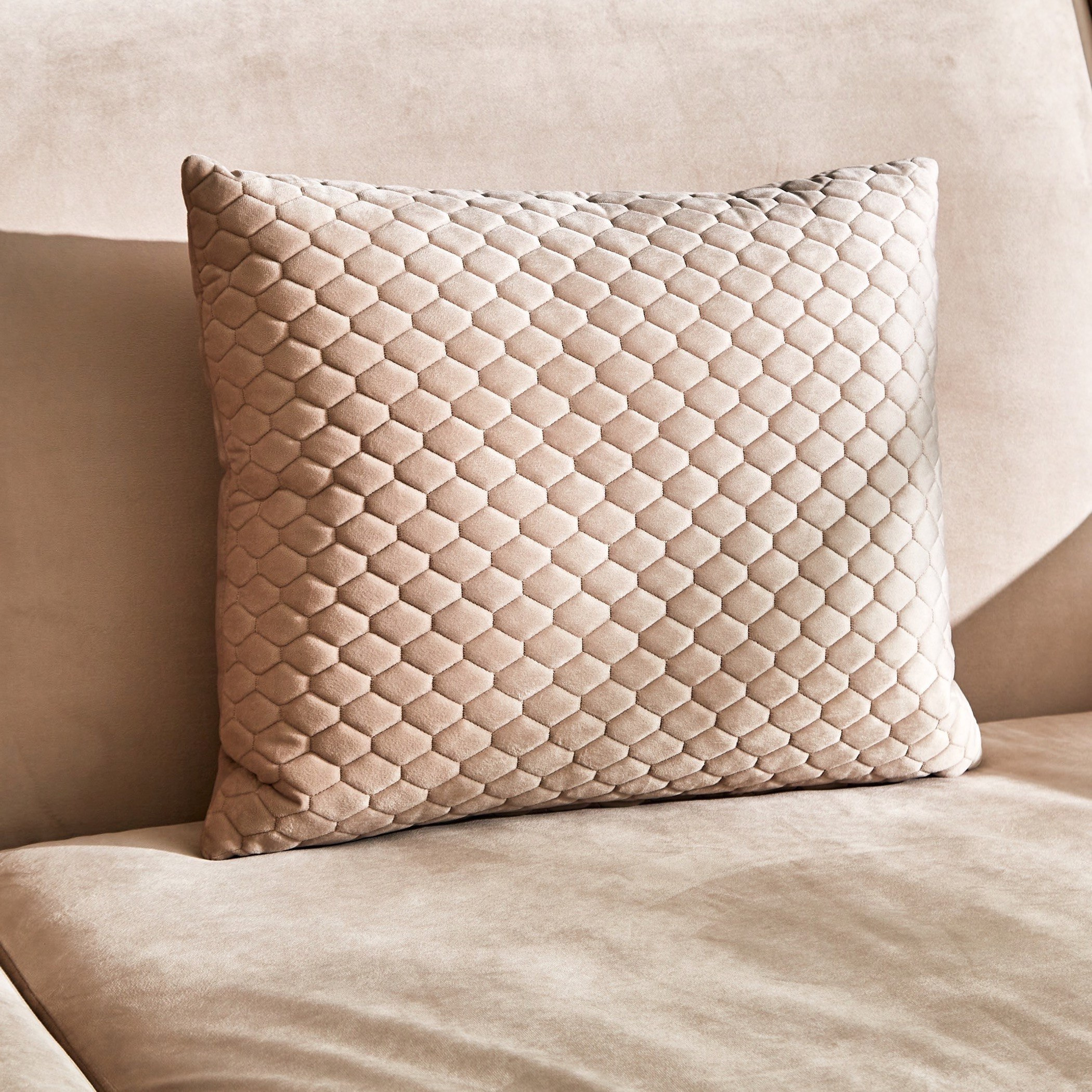 كنبة مخملية بـ 3 مقاعد ووسادتين من كناري-hbxlivingroom-sofasandarmchairs-sofas-image-4