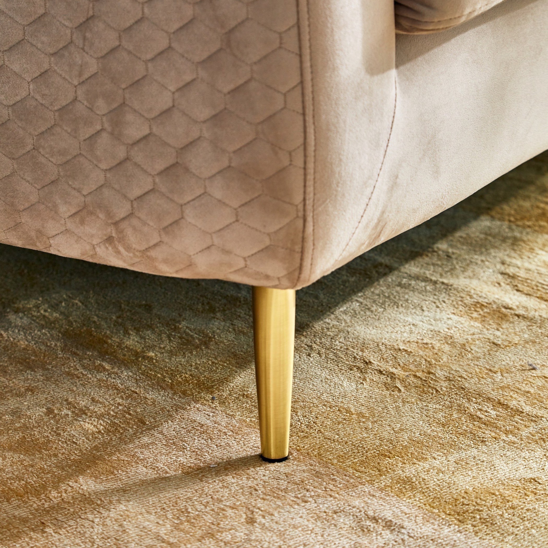 كنبة مخملية بـ 3 مقاعد ووسادتين من كناري-hbxlivingroom-sofasandarmchairs-sofas-image-5