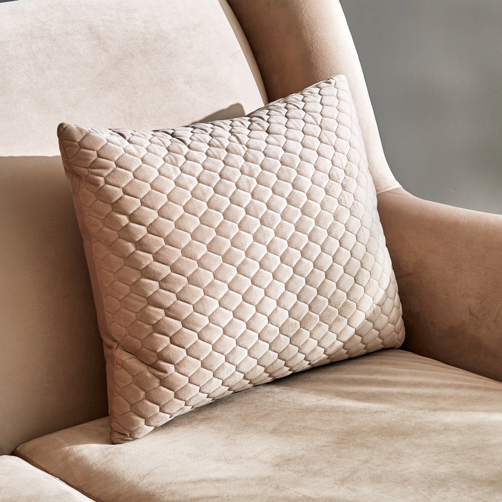 كنبة مخملية بمقعدين ووسادتين من كناري-hbxlivingroom-sofasandarmchairs-sofas-image-3