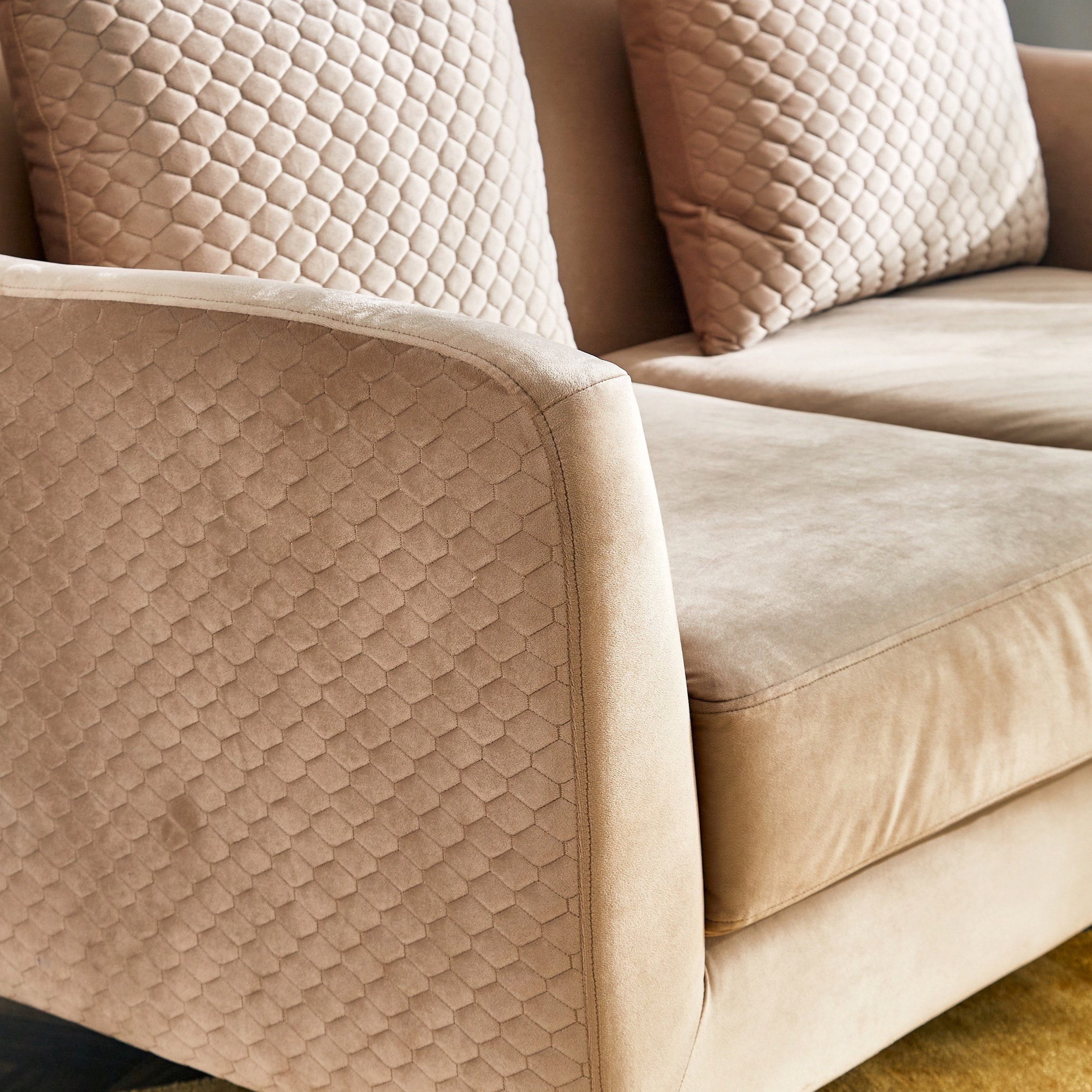 كنبة مخملية بمقعدين ووسادتين من كناري-hbxlivingroom-sofasandarmchairs-sofas-image-4